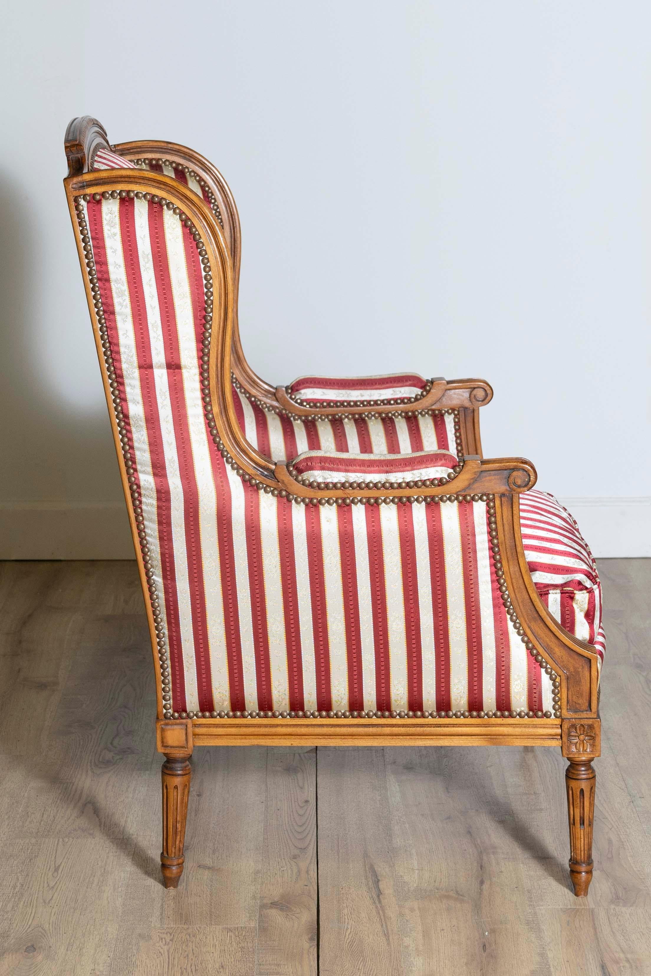 French Louis XVI Style Walnut Bergères à Oreilles with Fluted Legs, a Pair For Sale 5