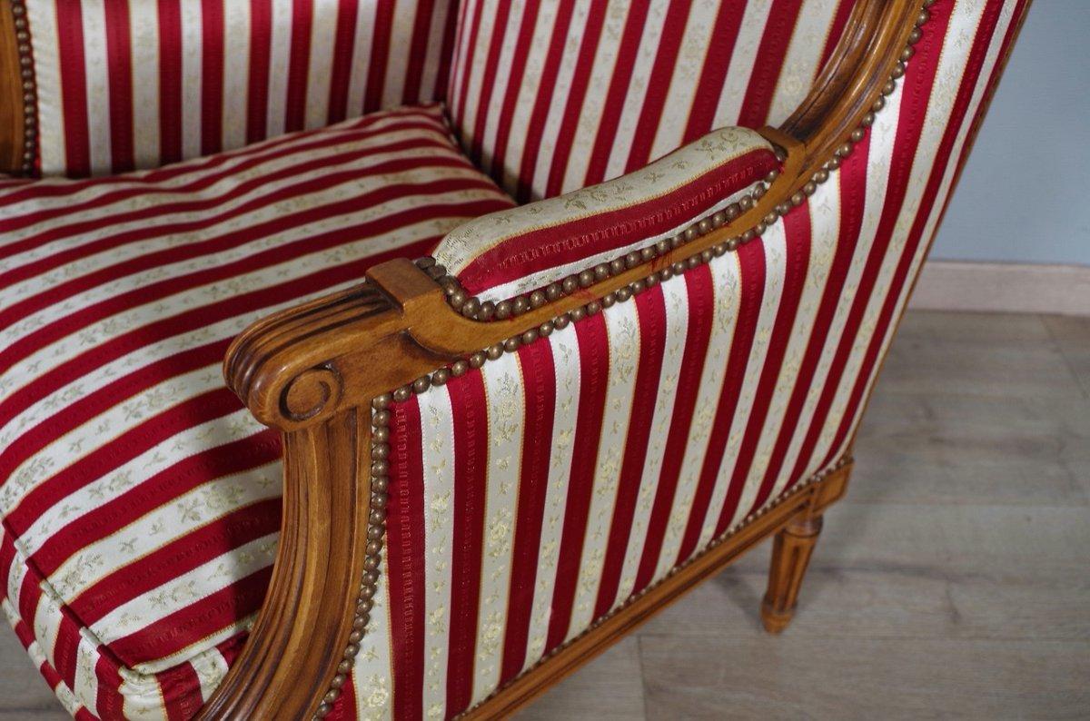French Louis XVI Style Walnut Bergères à Oreilles with Fluted Legs, a Pair For Sale 6