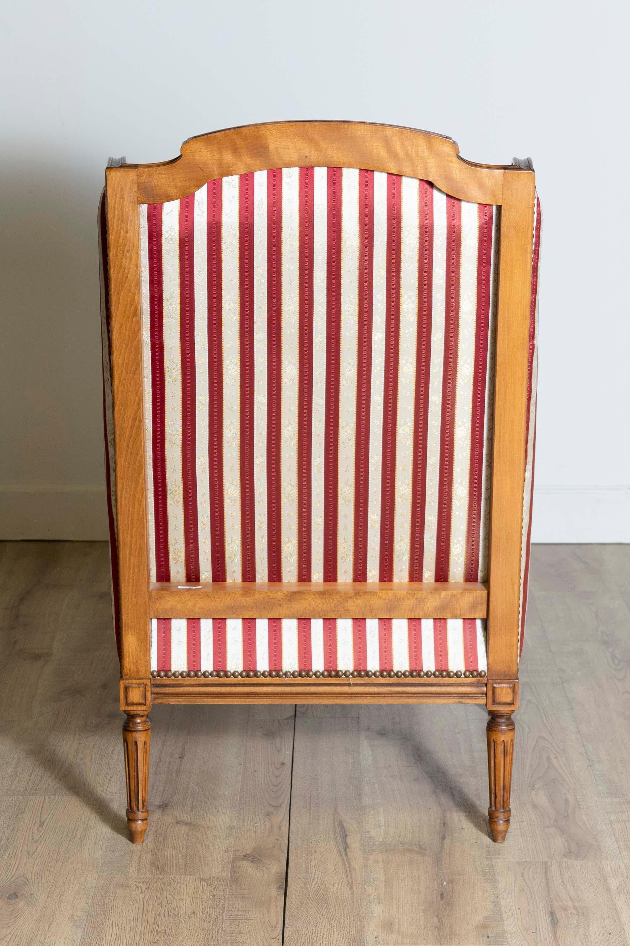 French Louis XVI Style Walnut Bergères à Oreilles with Fluted Legs, a Pair For Sale 6