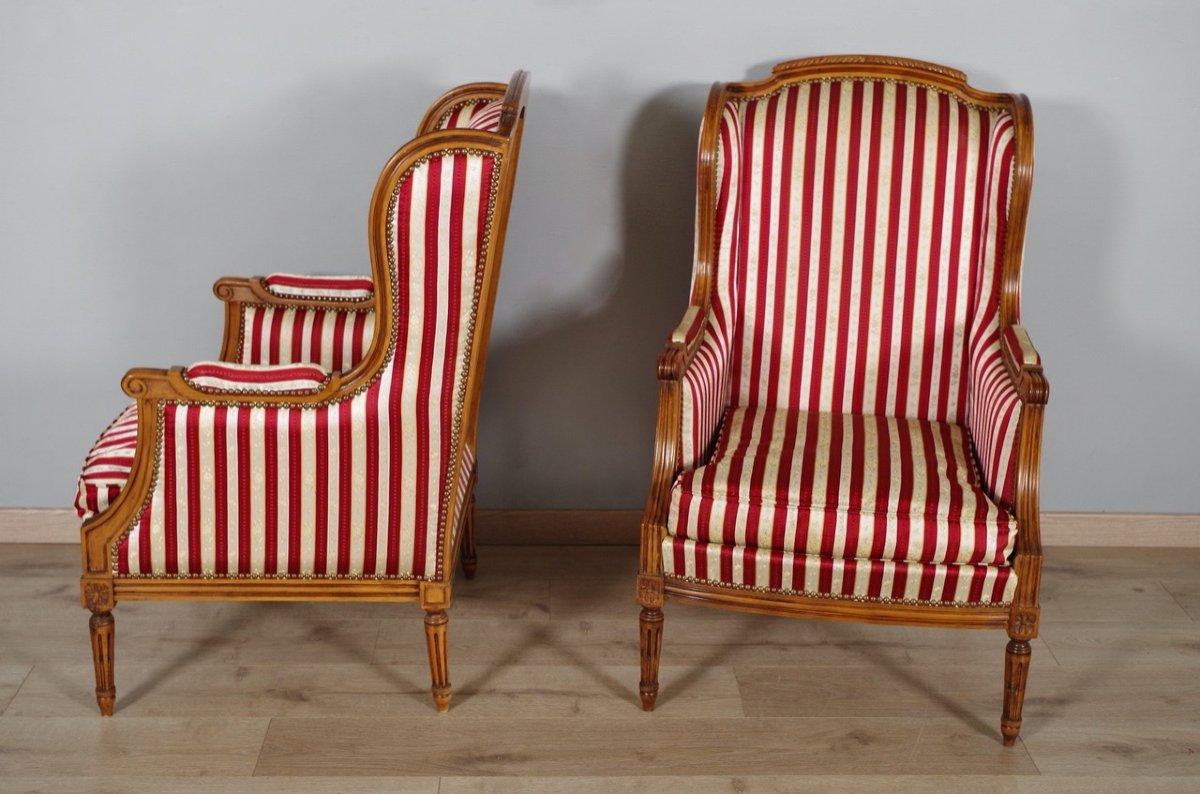 French Louis XVI Style Walnut Bergères à Oreilles with Fluted Legs, a Pair For Sale 7