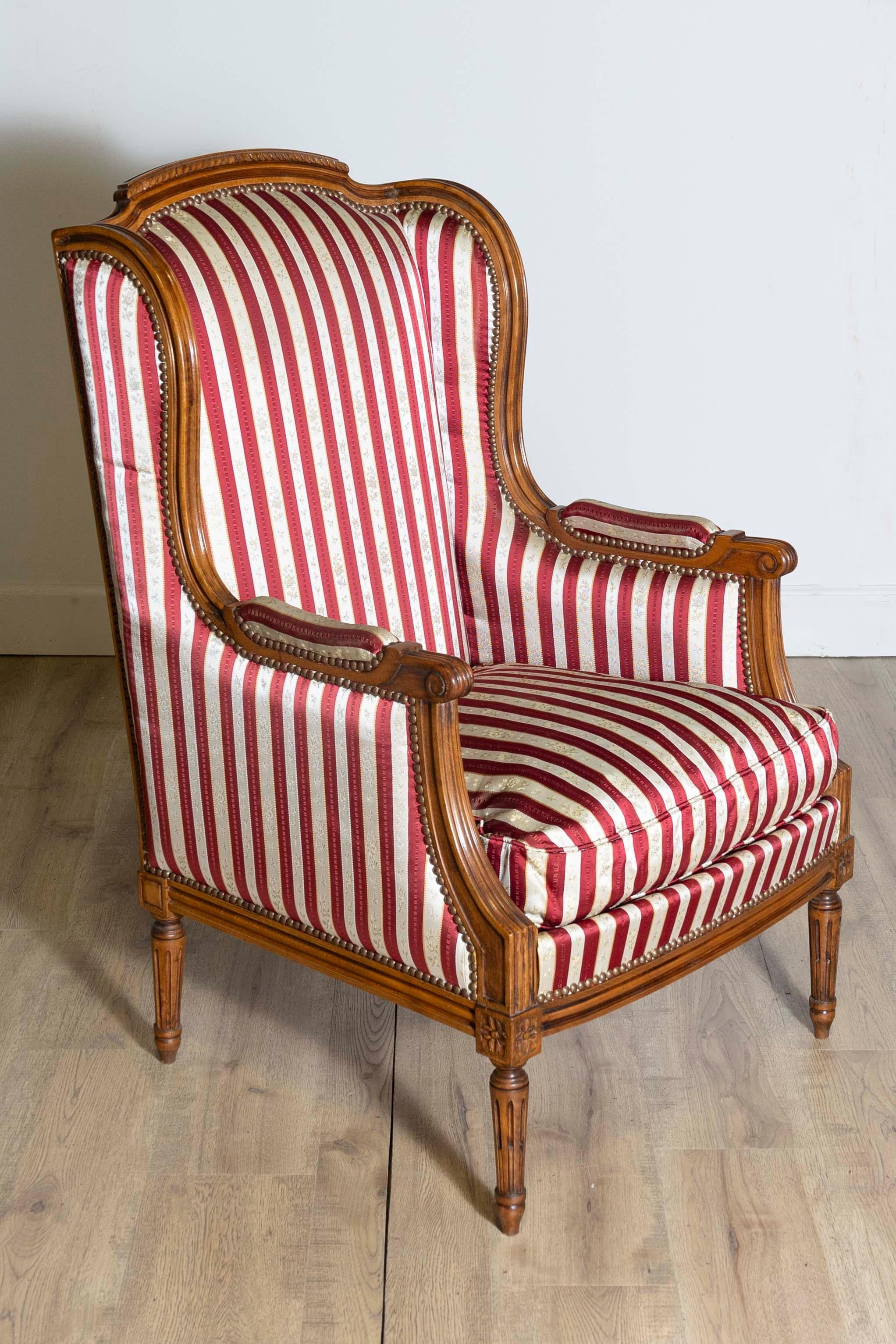 French Louis XVI Style Walnut Bergères à Oreilles with Fluted Legs, a Pair In Good Condition For Sale In Atlanta, GA