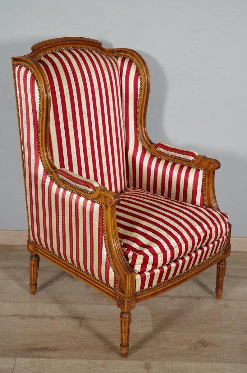 French Louis XVI Style Walnut Bergères à Oreilles with Fluted Legs, a Pair For Sale 1
