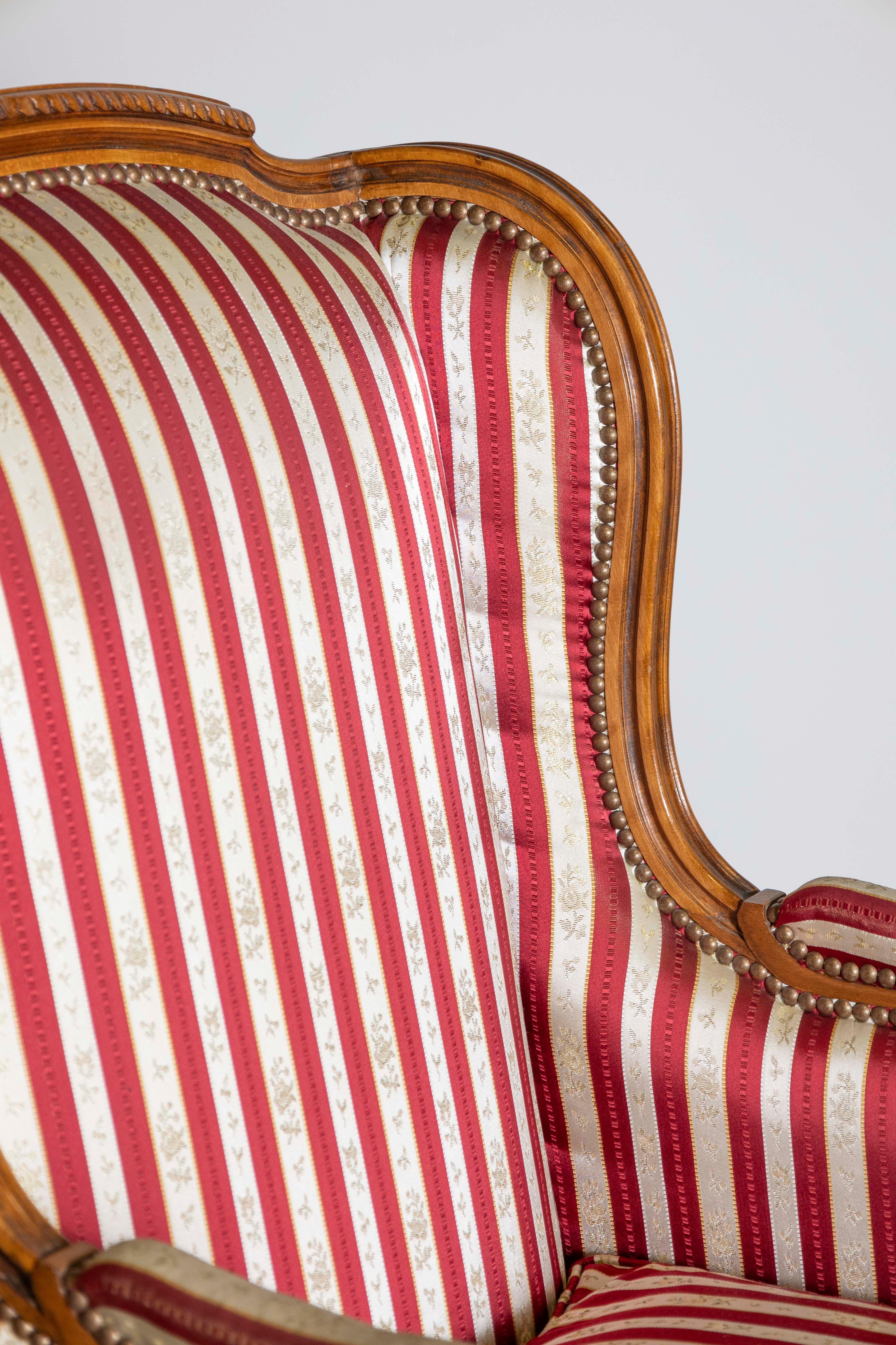 French Louis XVI Style Walnut Bergères à Oreilles with Fluted Legs, a Pair For Sale 2