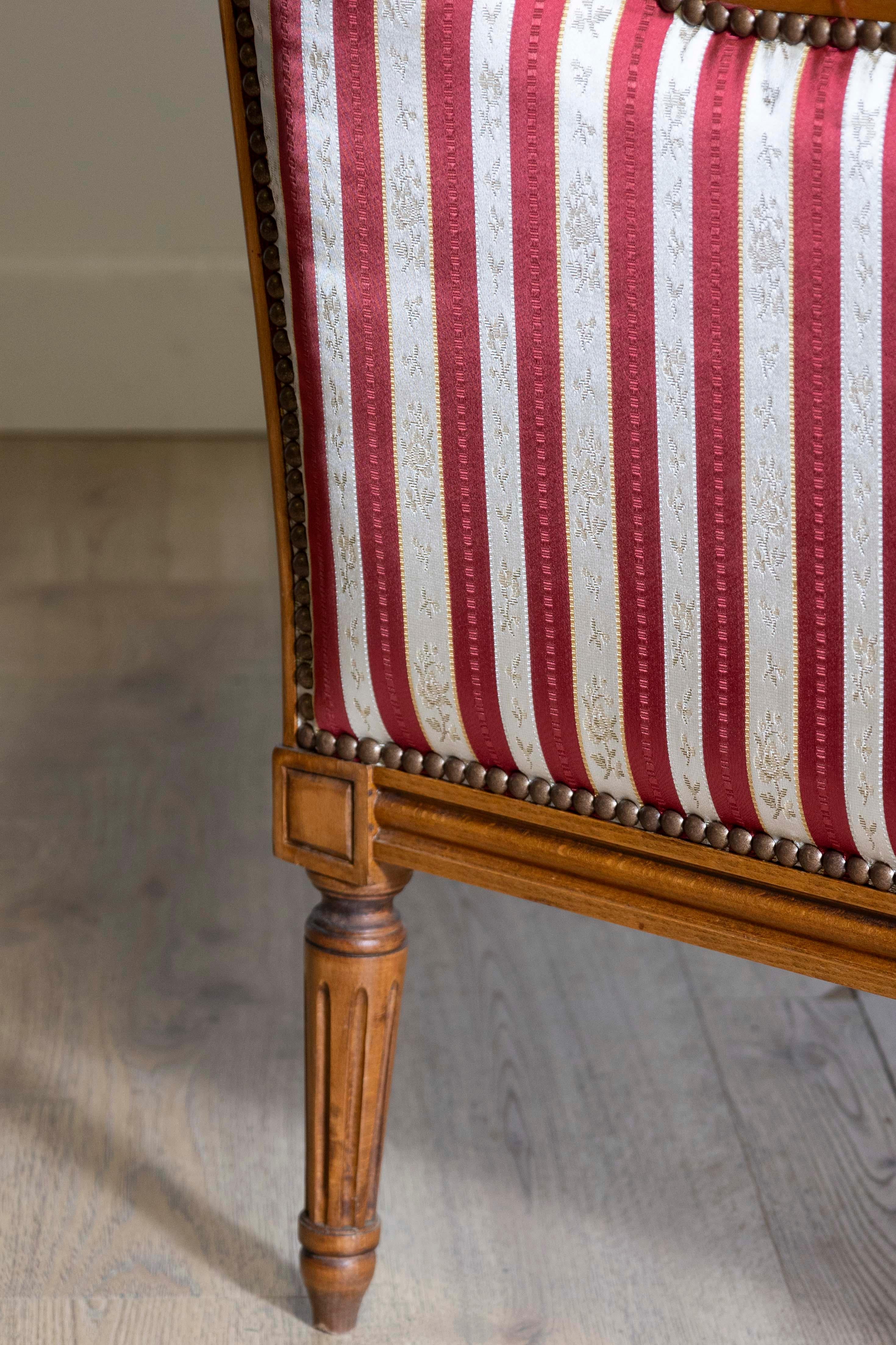 French Louis XVI Style Walnut Bergères à Oreilles with Fluted Legs, a Pair For Sale 3