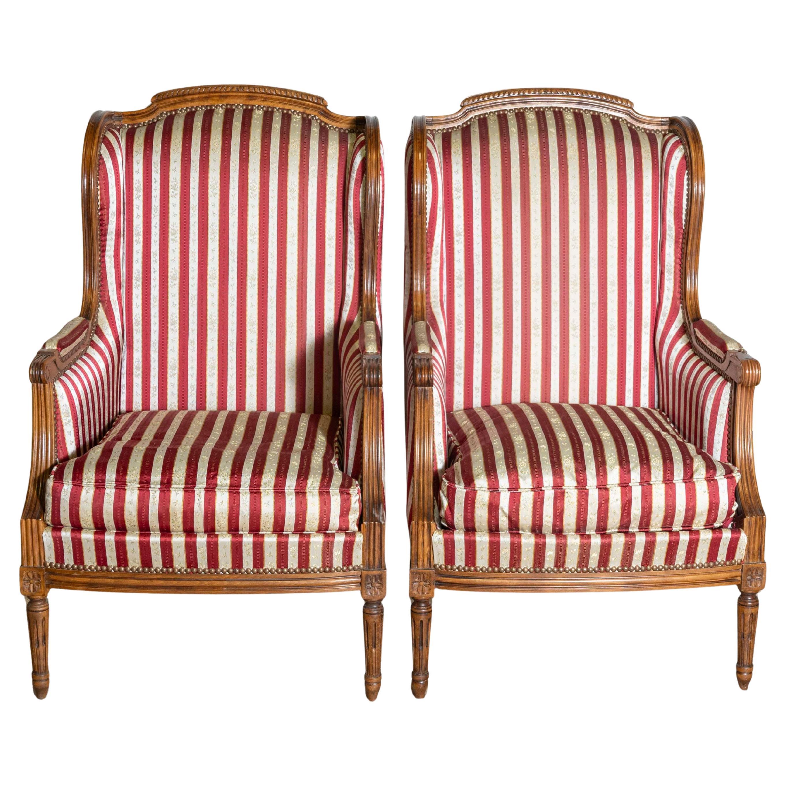 French Louis XVI Style Walnut Bergères à Oreilles with Fluted Legs, a Pair For Sale