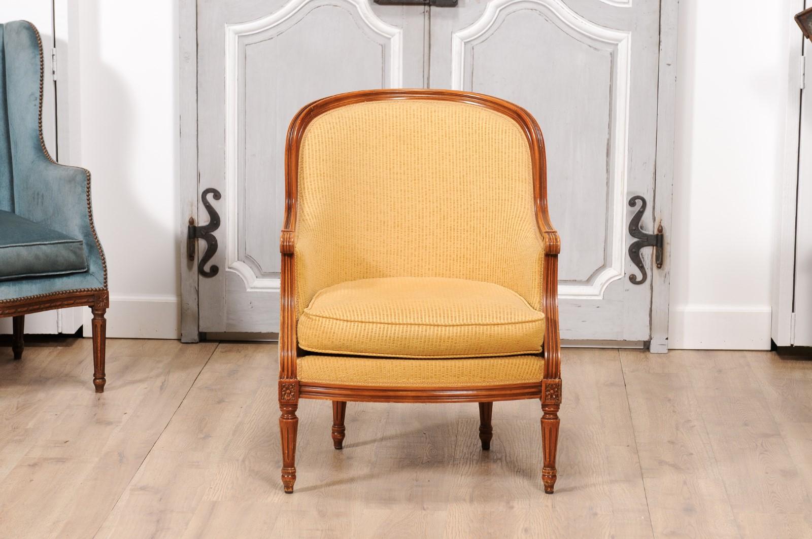 French Louis XVI Style Walnut Bergères Chairs with Wraparound Backs, Pair For Sale 5