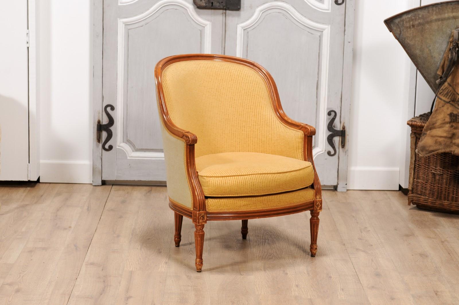 French Louis XVI Style Walnut Bergères Chairs with Wraparound Backs, Pair For Sale 5