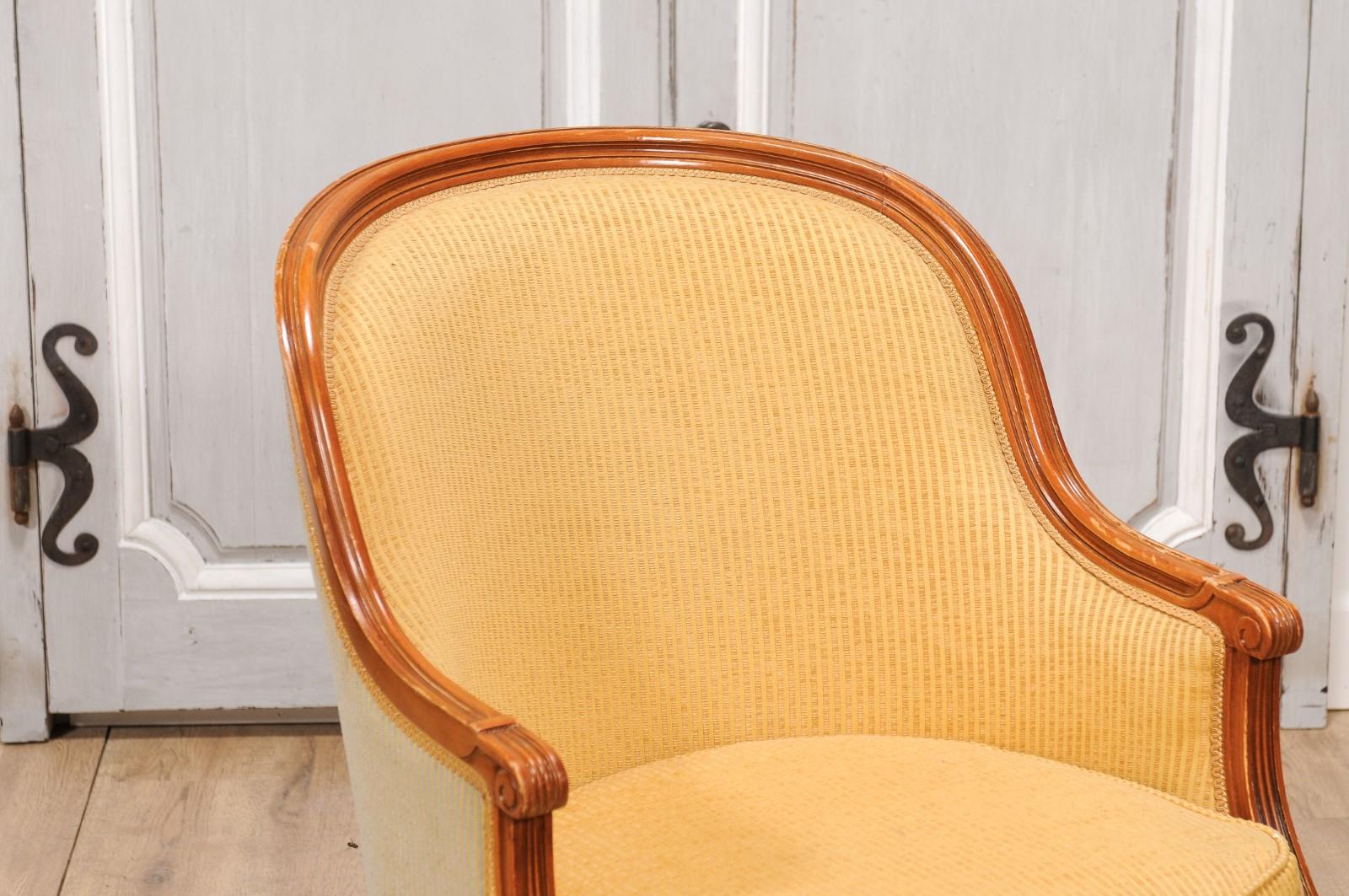 Französische Bergères-Stühle im Louis-XVI-Stil aus Nussbaum mit umlaufender Rückenlehne, Paar 6