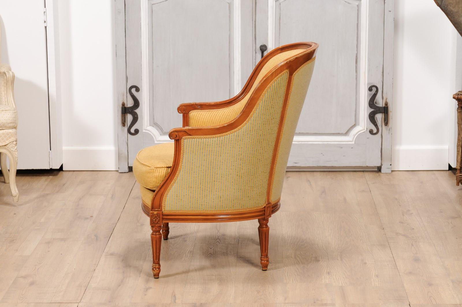 Französische Bergères-Stühle im Louis-XVI-Stil aus Nussbaum mit umlaufender Rückenlehne, Paar 8