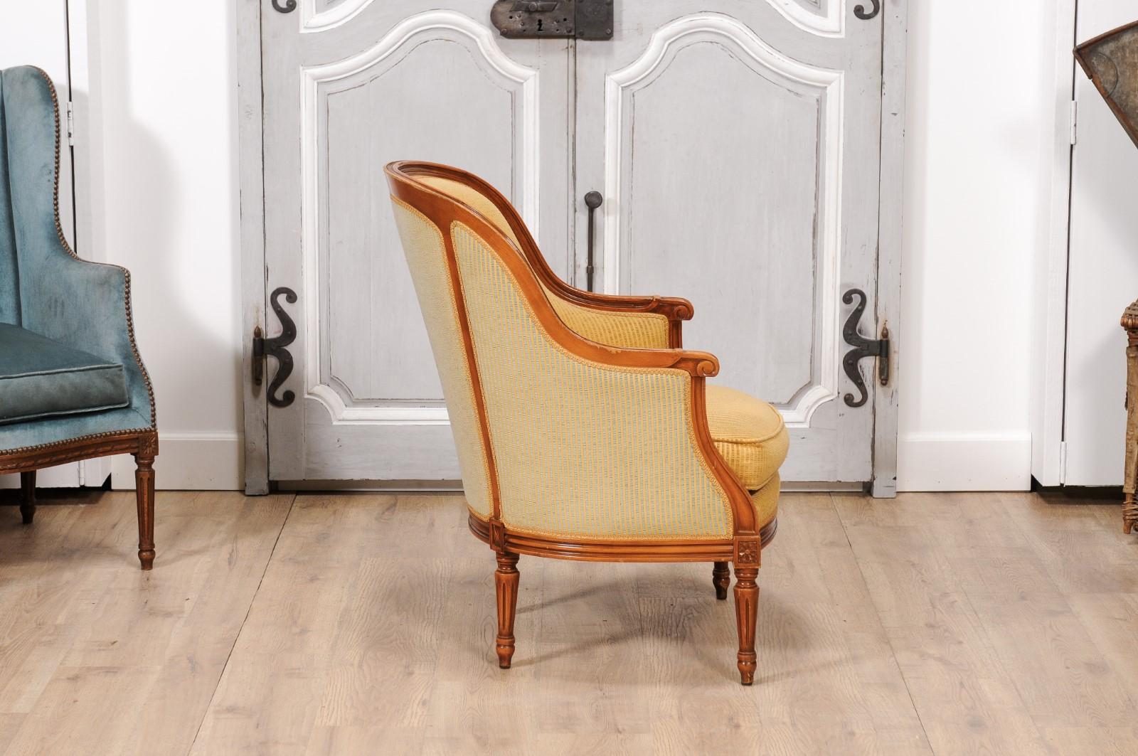 Französische Bergères-Stühle im Louis-XVI-Stil aus Nussbaum mit umlaufender Rückenlehne, Paar (Geschnitzt)