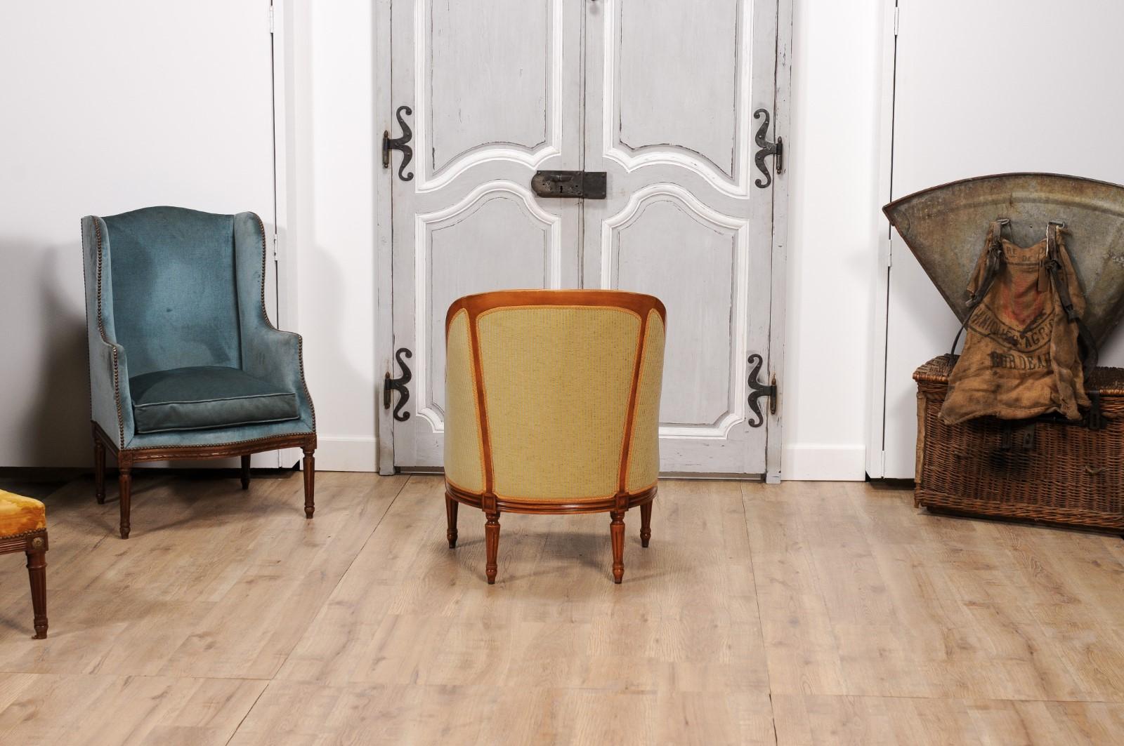 Französische Bergères-Stühle im Louis-XVI-Stil aus Nussbaum mit umlaufender Rückenlehne, Paar (20. Jahrhundert)