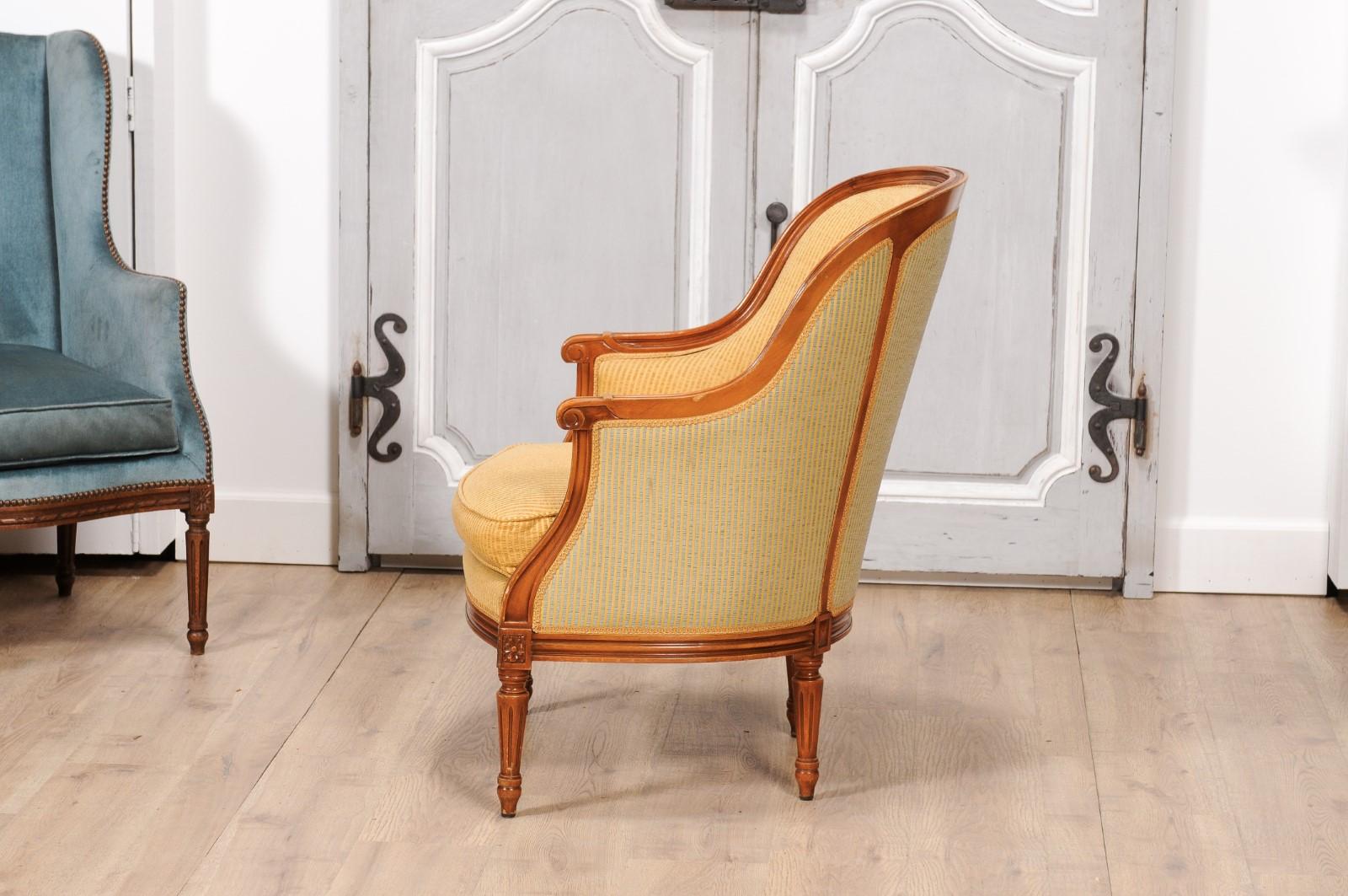 Französische Bergères-Stühle im Louis-XVI-Stil aus Nussbaum mit umlaufender Rückenlehne, Paar 1