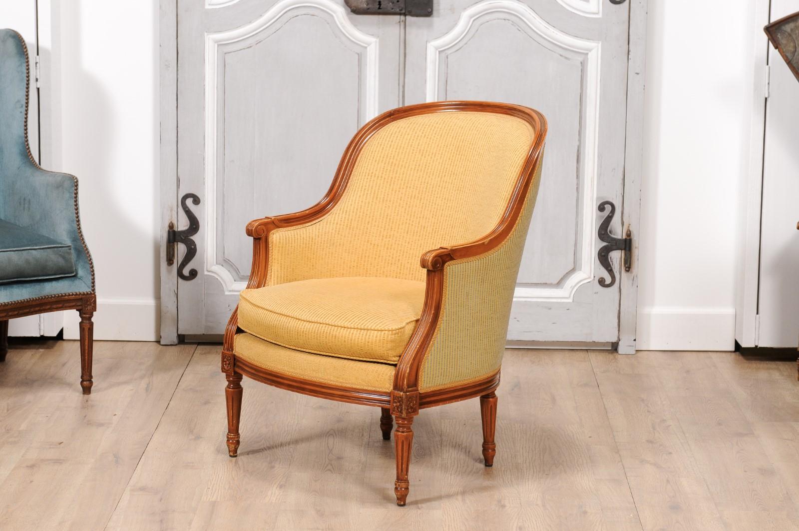 French Louis XVI Style Walnut Bergères Chairs with Wraparound Backs, Pair For Sale 3