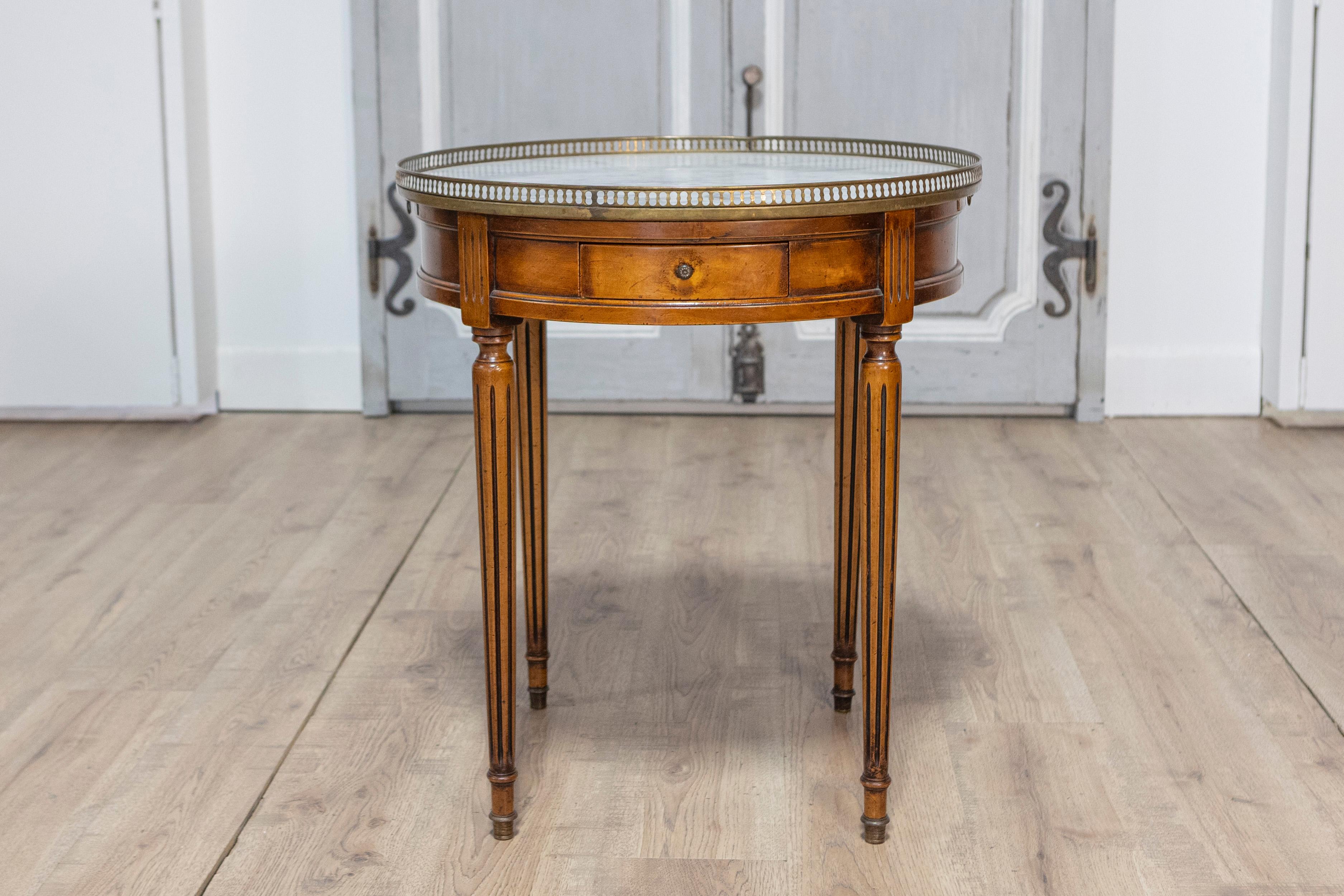 Mesa Bouillotte francesa de nogal estilo Luis XVI con tapa de mármol y galería de latón Francés en venta