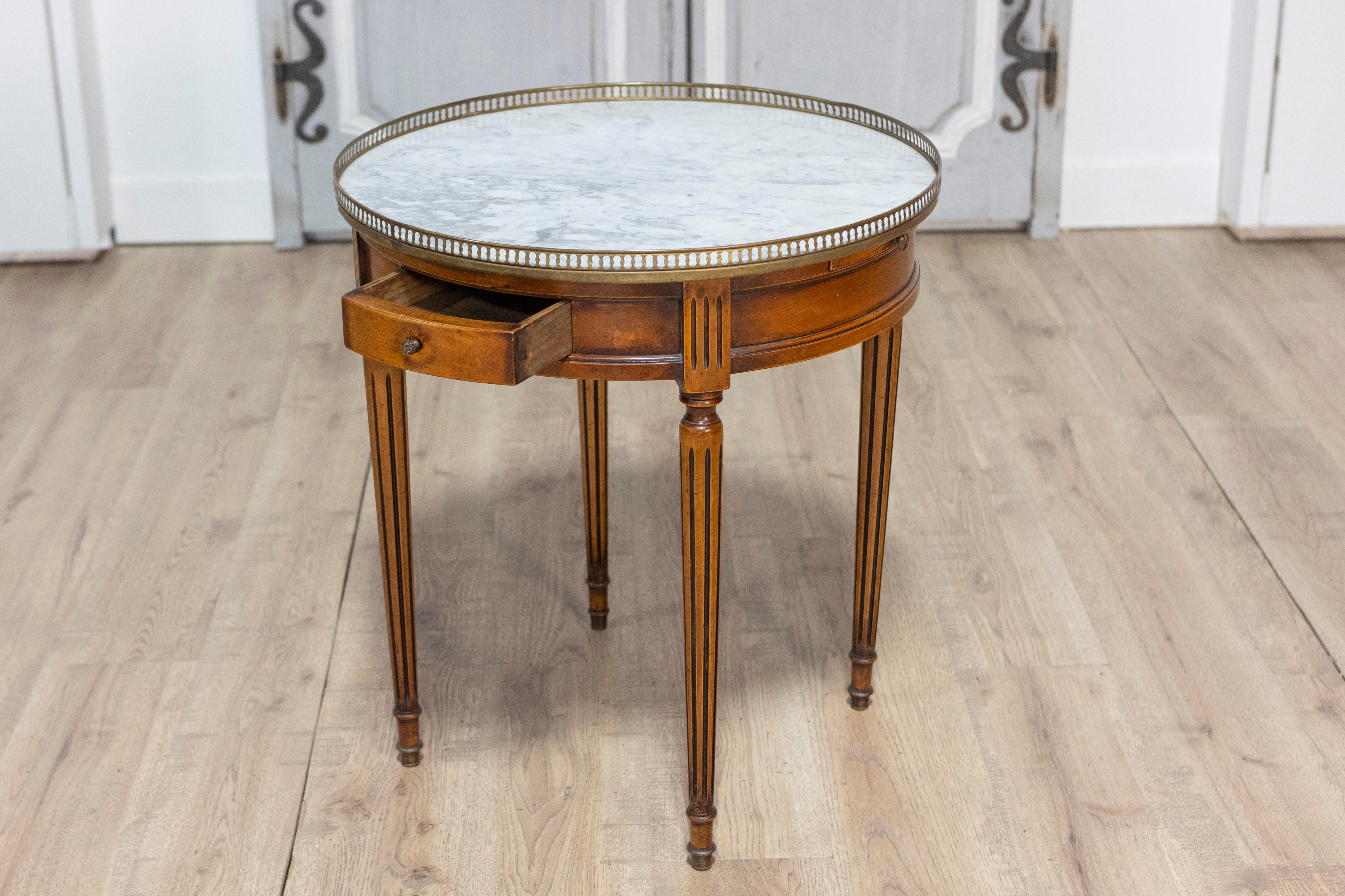 Mesa Bouillotte francesa de nogal estilo Luis XVI con tapa de mármol y galería de latón Tallado en venta