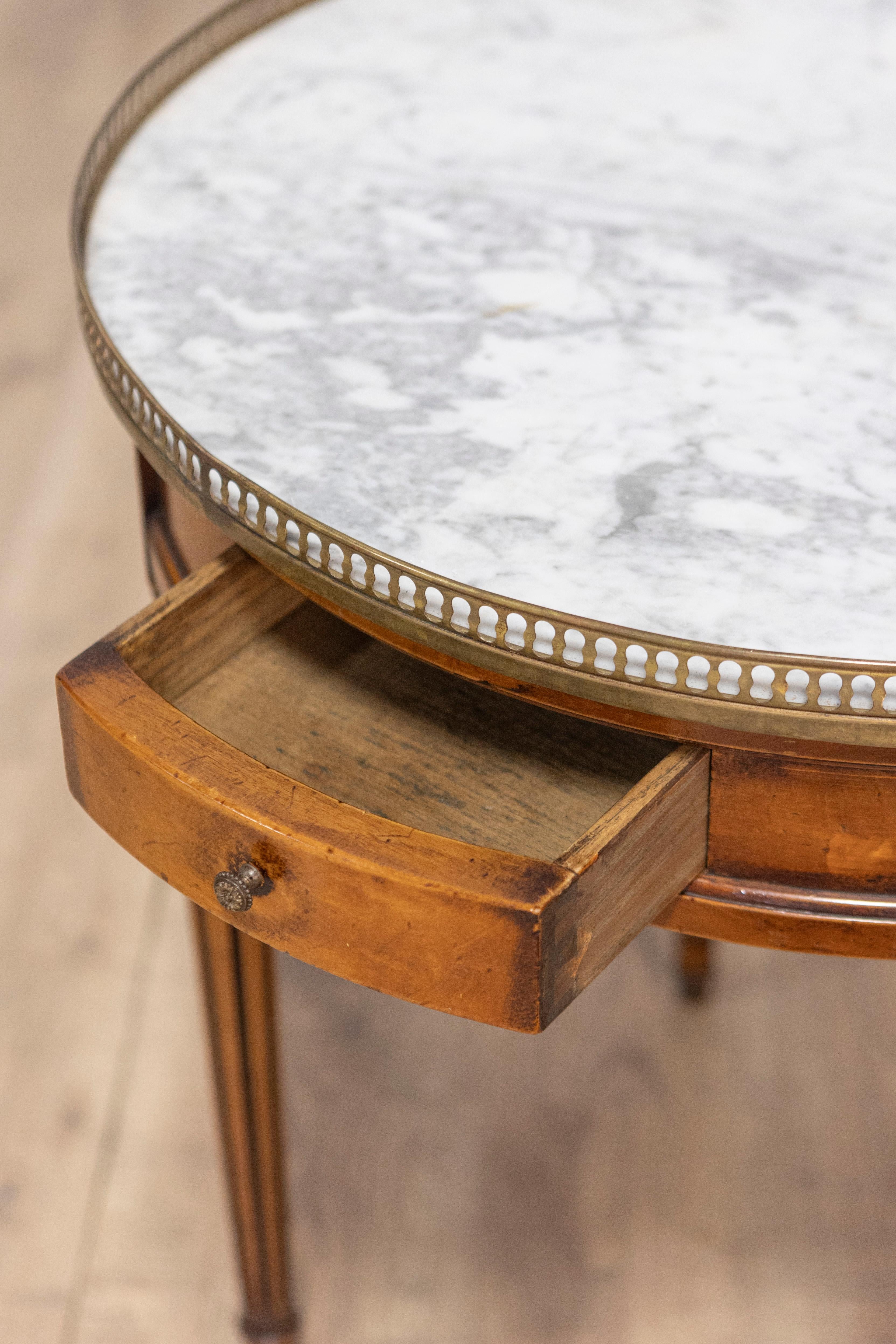 Mesa Bouillotte francesa de nogal estilo Luis XVI con tapa de mármol y galería de latón en Bueno estado para la venta en Atlanta, GA