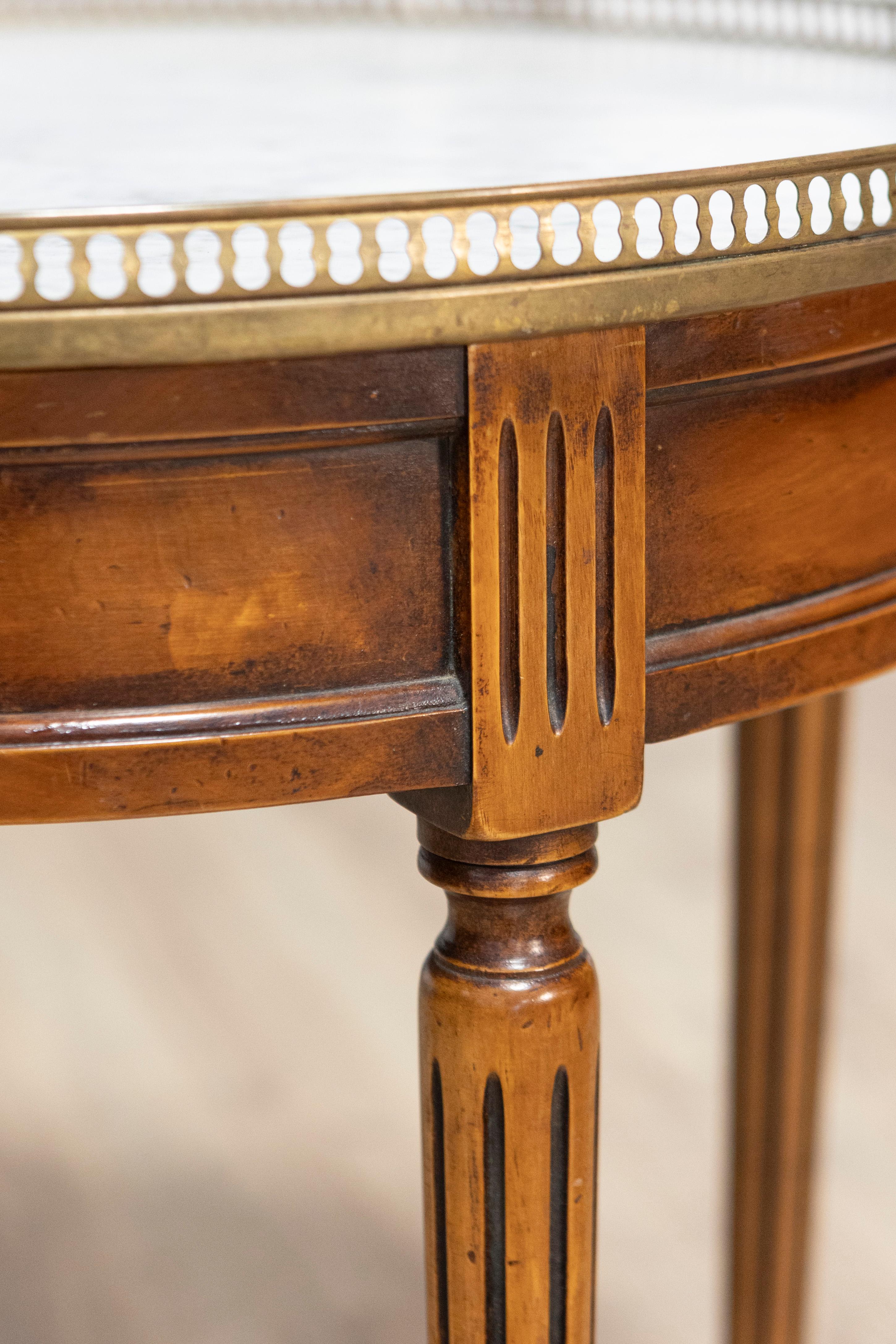 Mesa Bouillotte francesa de nogal estilo Luis XVI con tapa de mármol y galería de latón siglo XX en venta