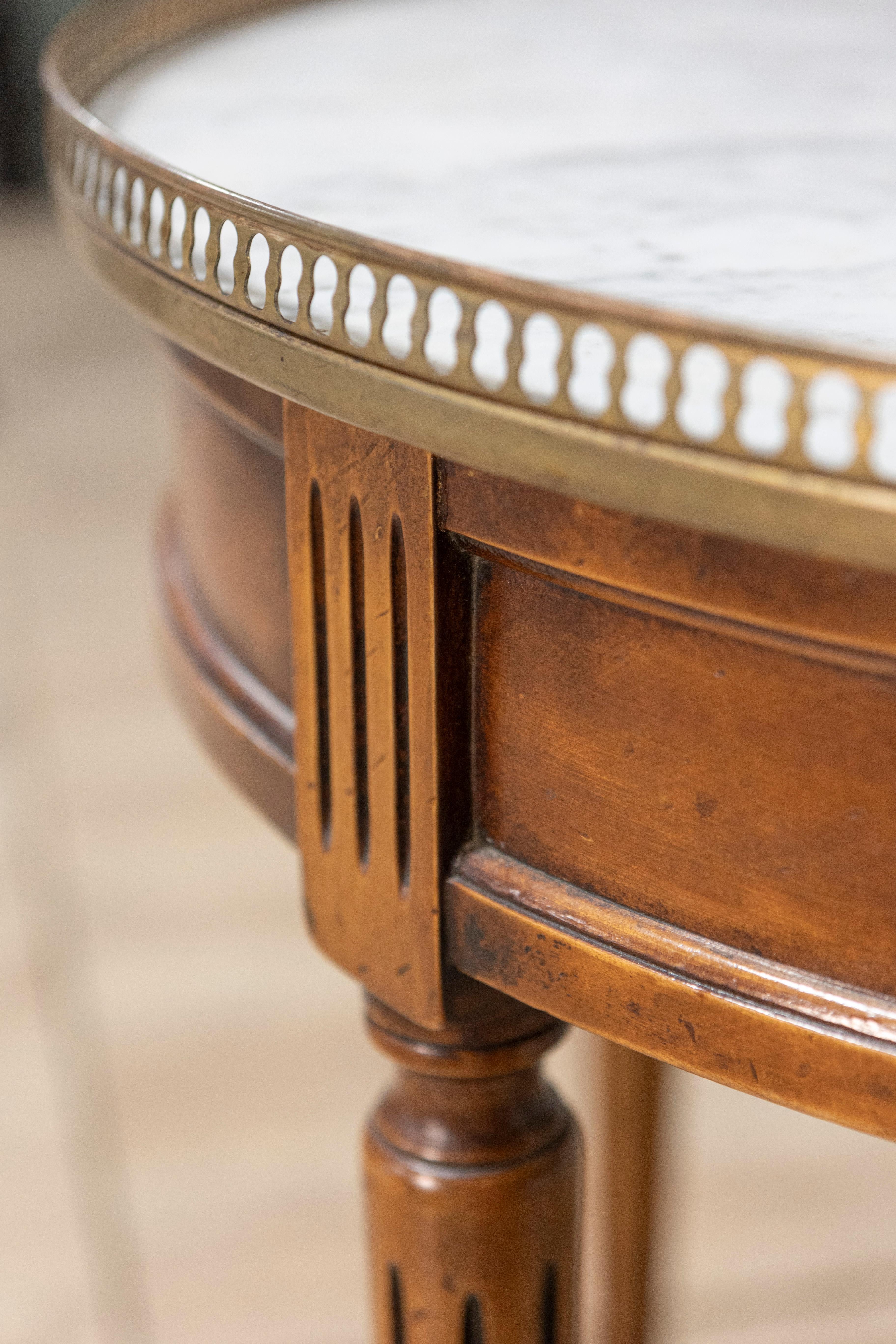 Mesa Bouillotte francesa de nogal estilo Luis XVI con tapa de mármol y galería de latón en venta 2