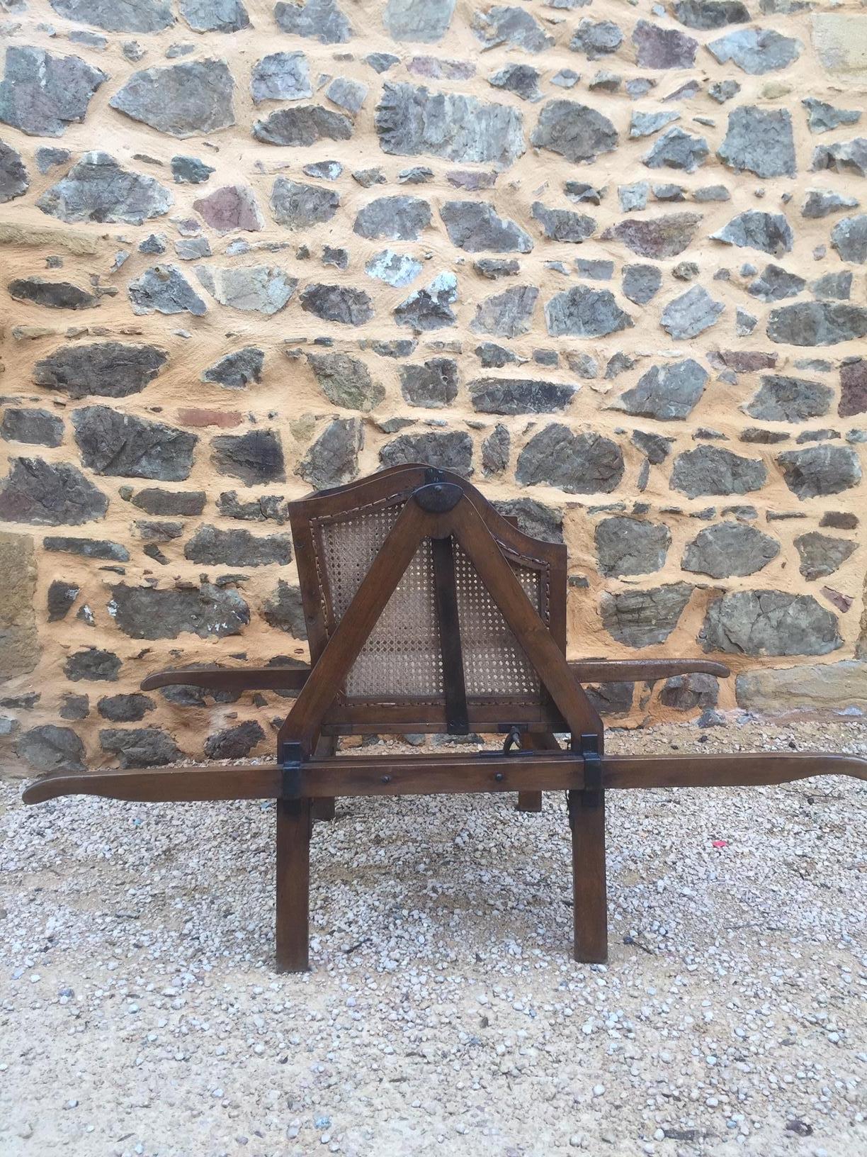 French Louis XVI Style Walnut Caned Sedan Chair In Good Condition In LEGNY, FR