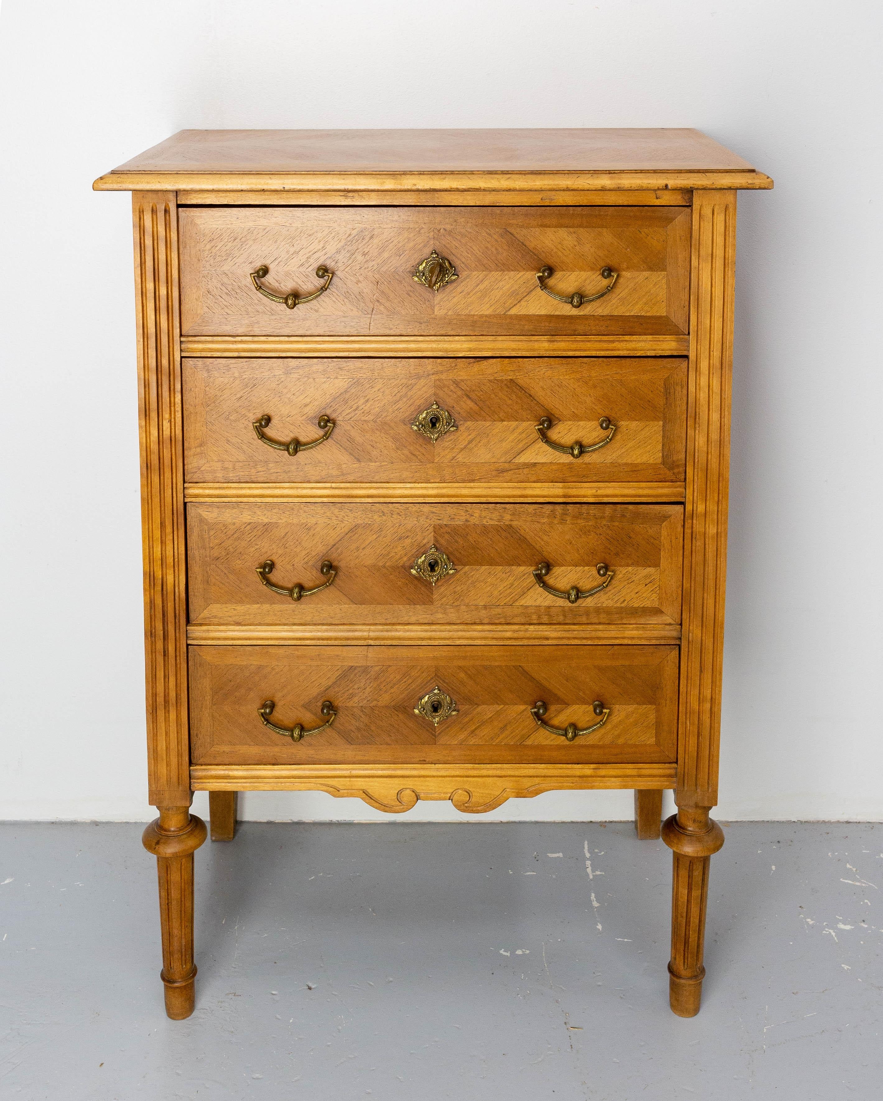 French commode chest of drawers little chiffonnier early 10th century Louis XVI style.
Four drawers, with elegant brass handles.

Good antique condition, with minor signs of age and wear.

Shipping:
Measures: P 34 / 59 H 82.5 cm, 18 kg.
