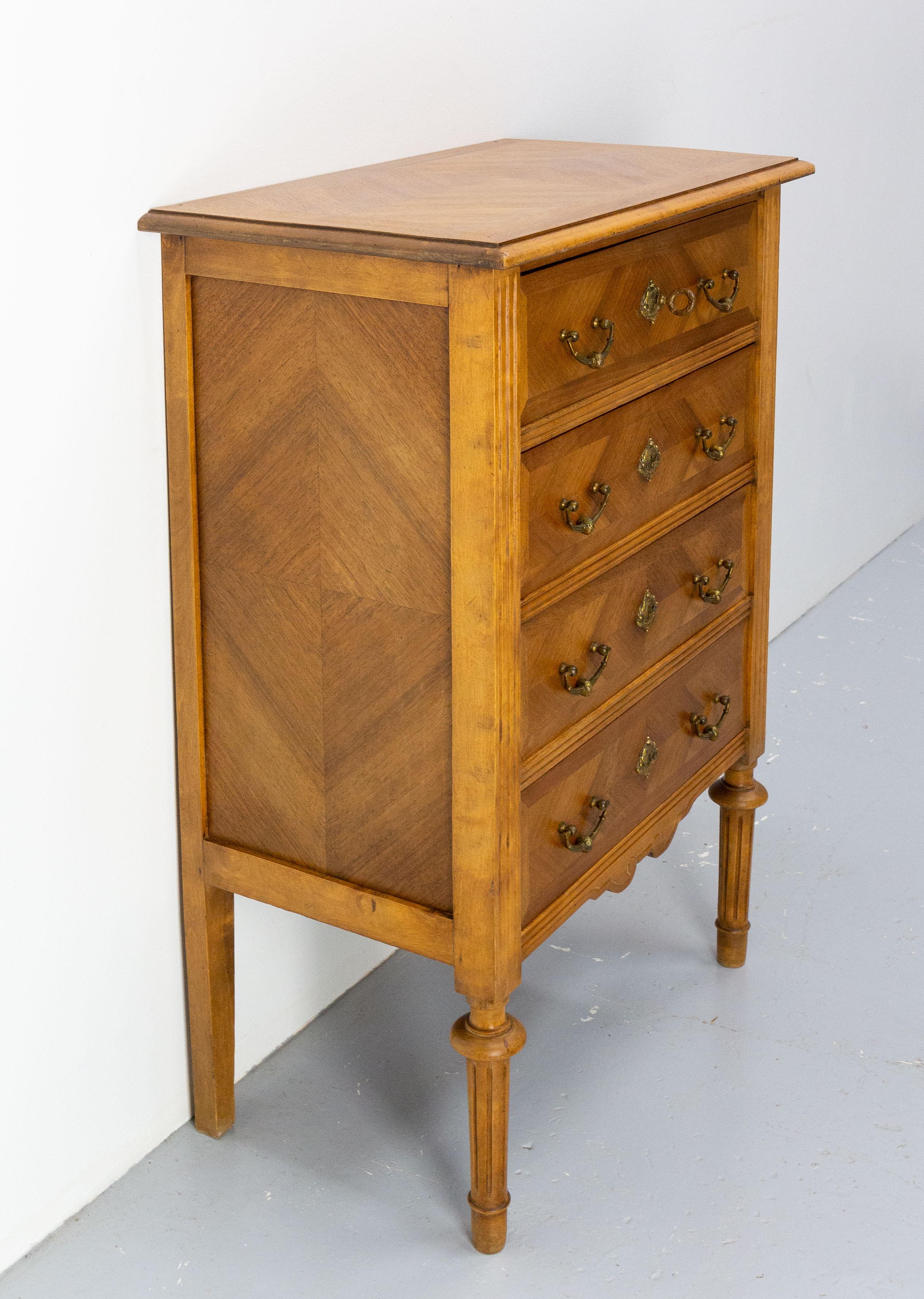 Français Commode en mousseline de noyer de style Louis XVI, datant d'environ 1900