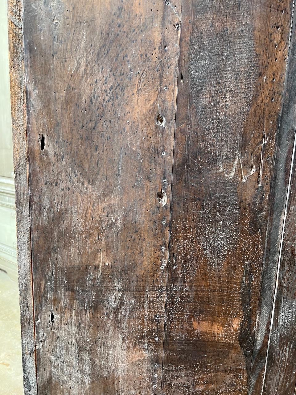 Eckschrank aus Nussbaumholz im Louis-XVI.-Stil (19. Jahrhundert) im Angebot