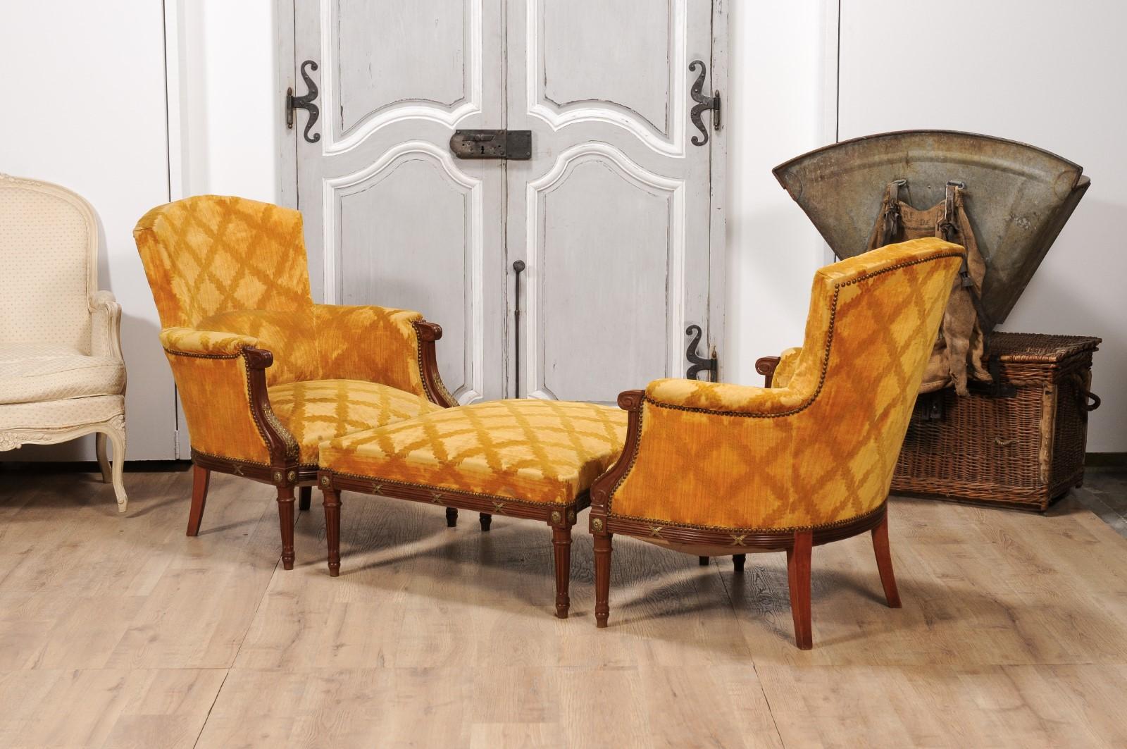 A French Louis Louis XVI style walnut Duchesse brisée from the 20th century made of three pieces. Exemplifying the elegance of the Louis XVI style, this 20th-century French walnut Duchesse brisée radiates a unique blend of comfort and