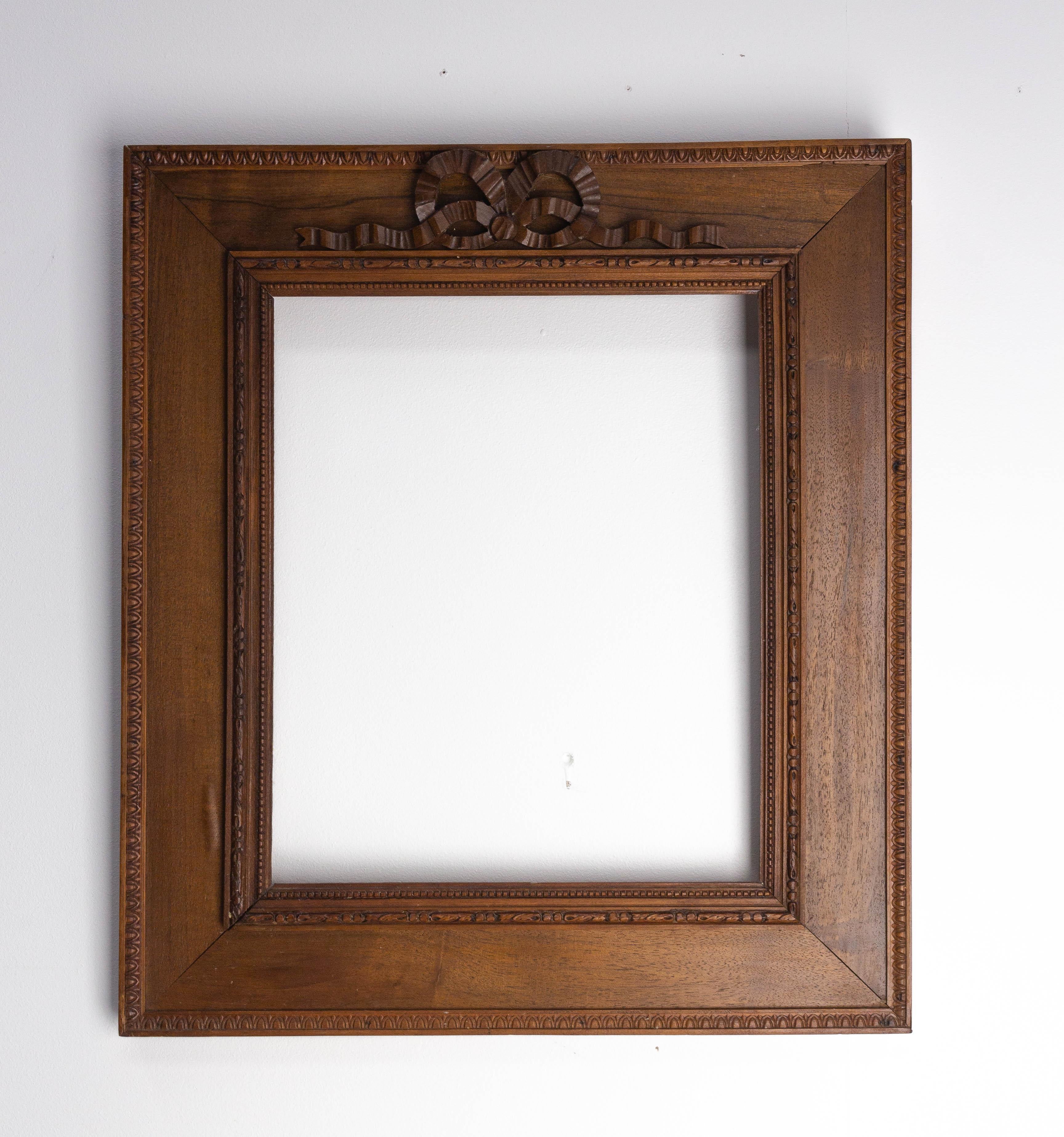 Early 20th century Louis XVI walnut frame, French.
Carved ribbon bow typical of the Louis XVI style, 
the sculptures of the contours of the frame are of remarkable fineness.
Good condition.

Shipping:
L53.5 P4 H60,5 1,4 Kg.