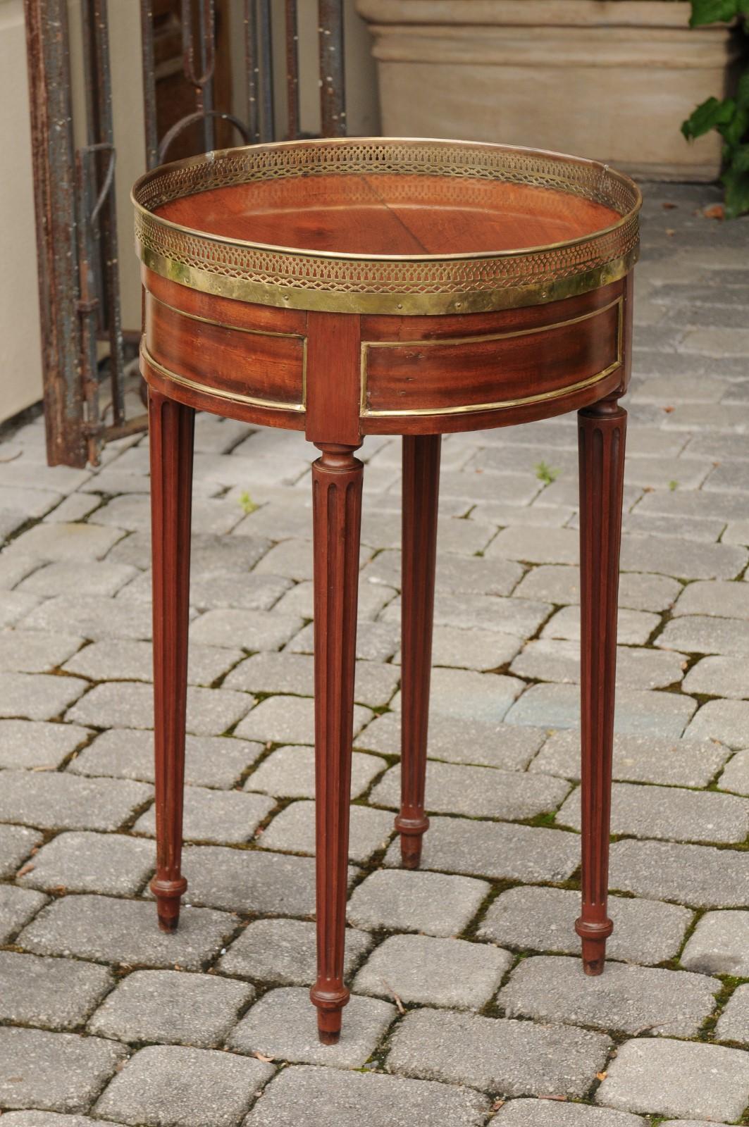 19th Century French Louis XVI Style Walnut Guéridon Table with Brass Gallery and Fluted Legs For Sale