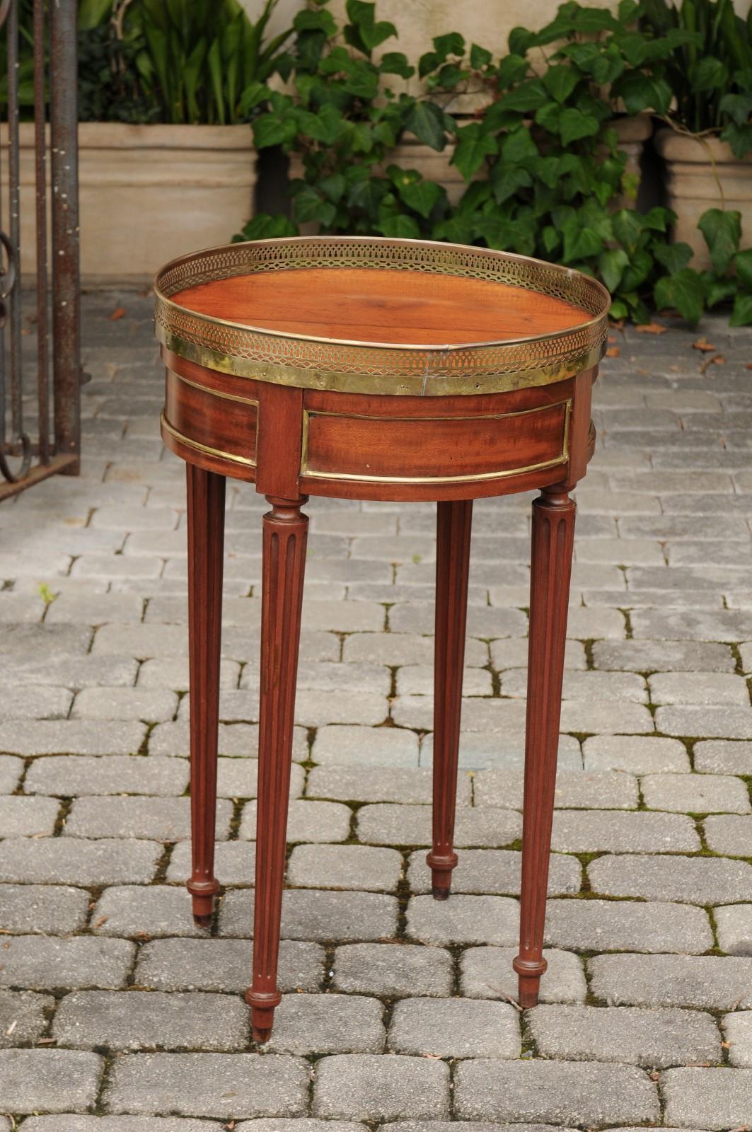 French Louis XVI Style Walnut Guéridon Table with Brass Gallery and Fluted Legs For Sale 3