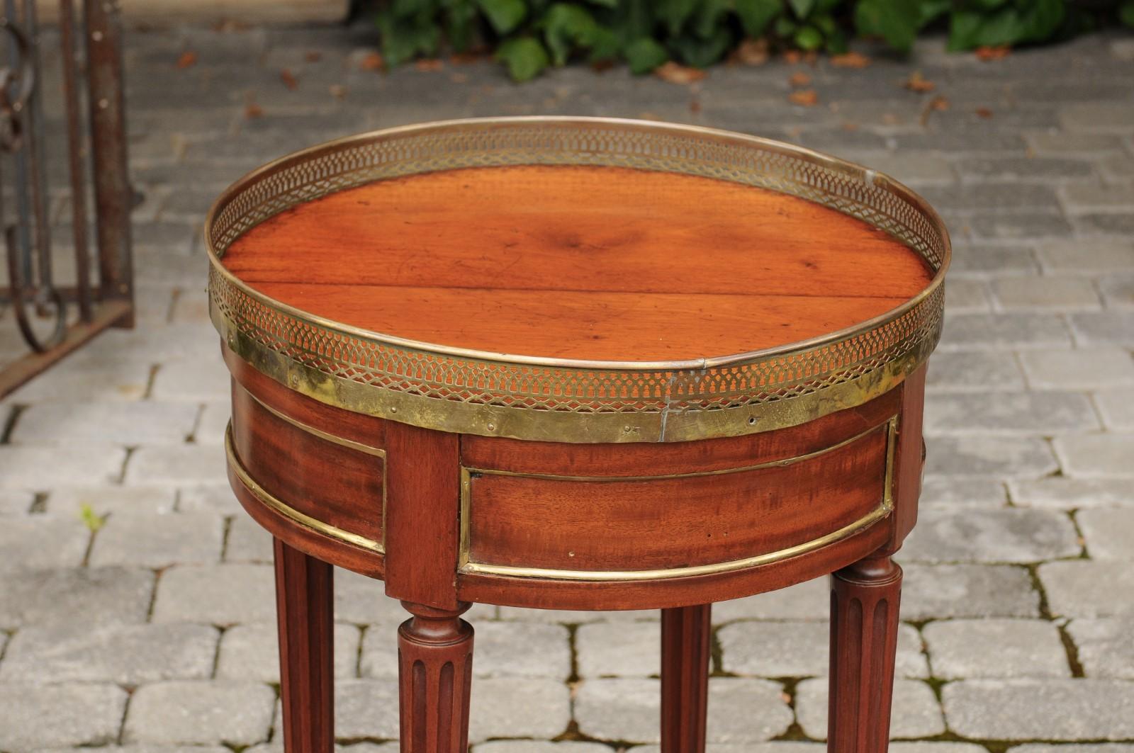 Tavolo Gueridon francese in noce in stile Luigi XVI con galleria in ottone, circa 1870 in vendita 2