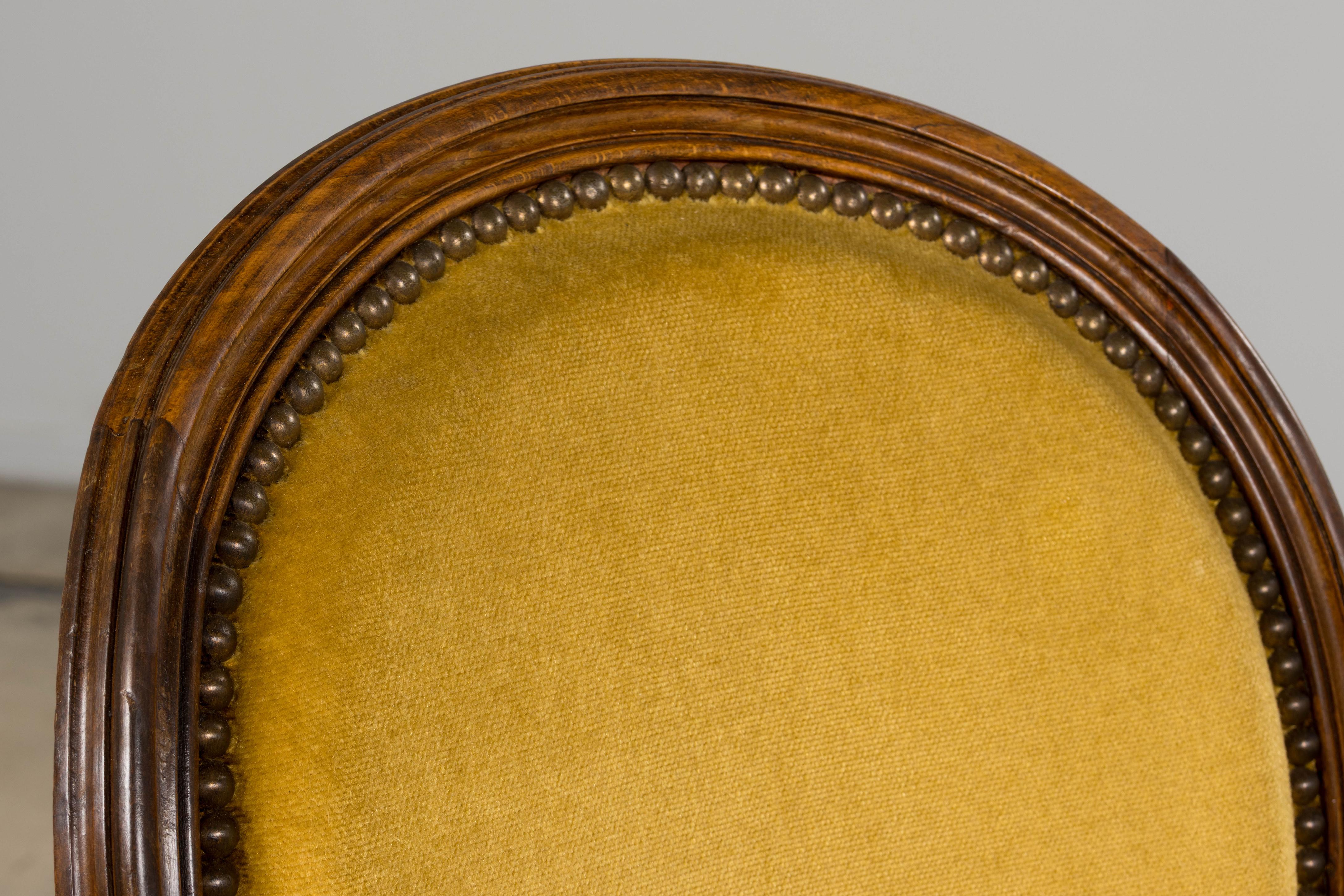 Chaise d'appoint en noyer de style Louis XVI en velours jaune d'or en vente 3