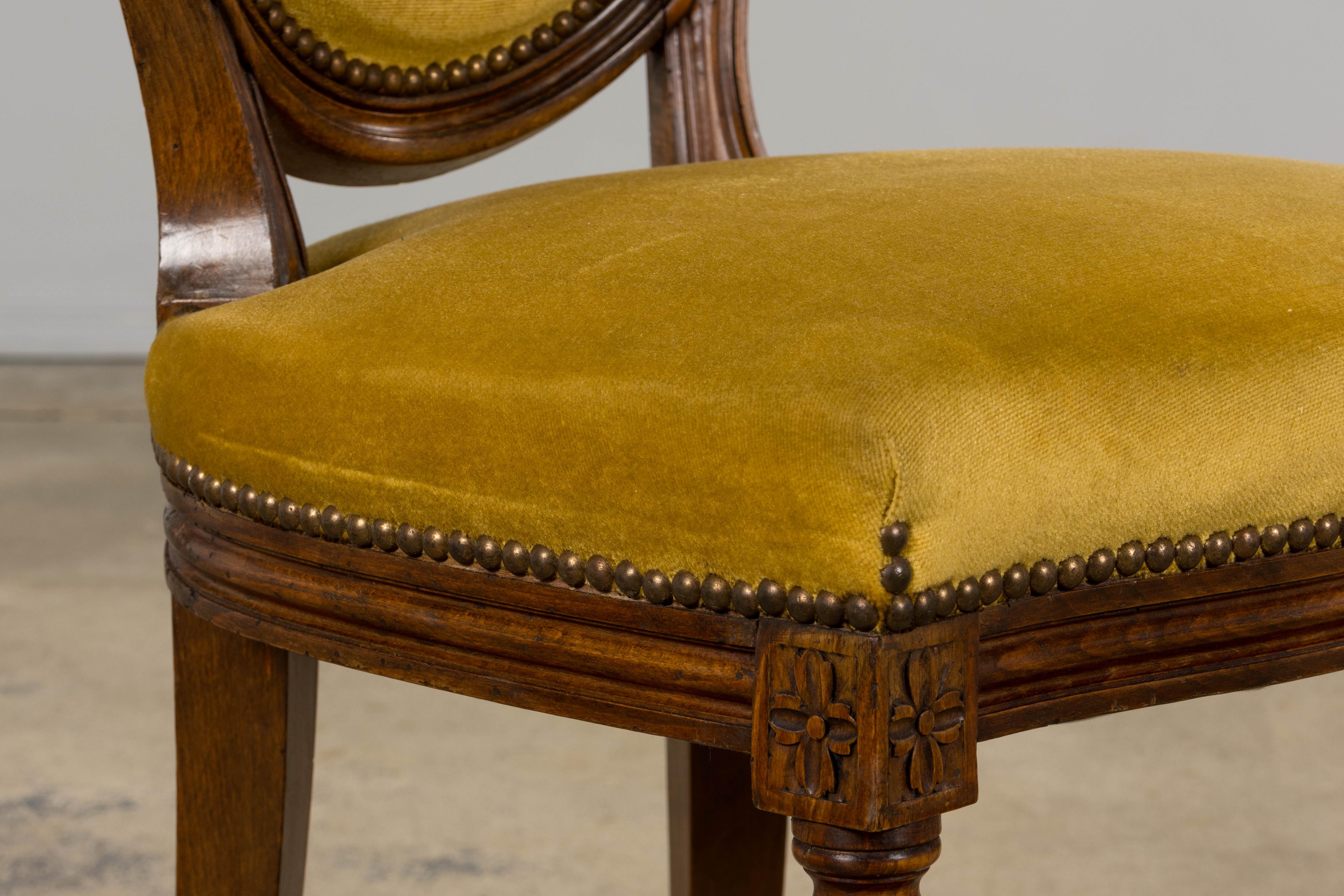 Chaise d'appoint en noyer de style Louis XVI en velours jaune d'or en vente 4
