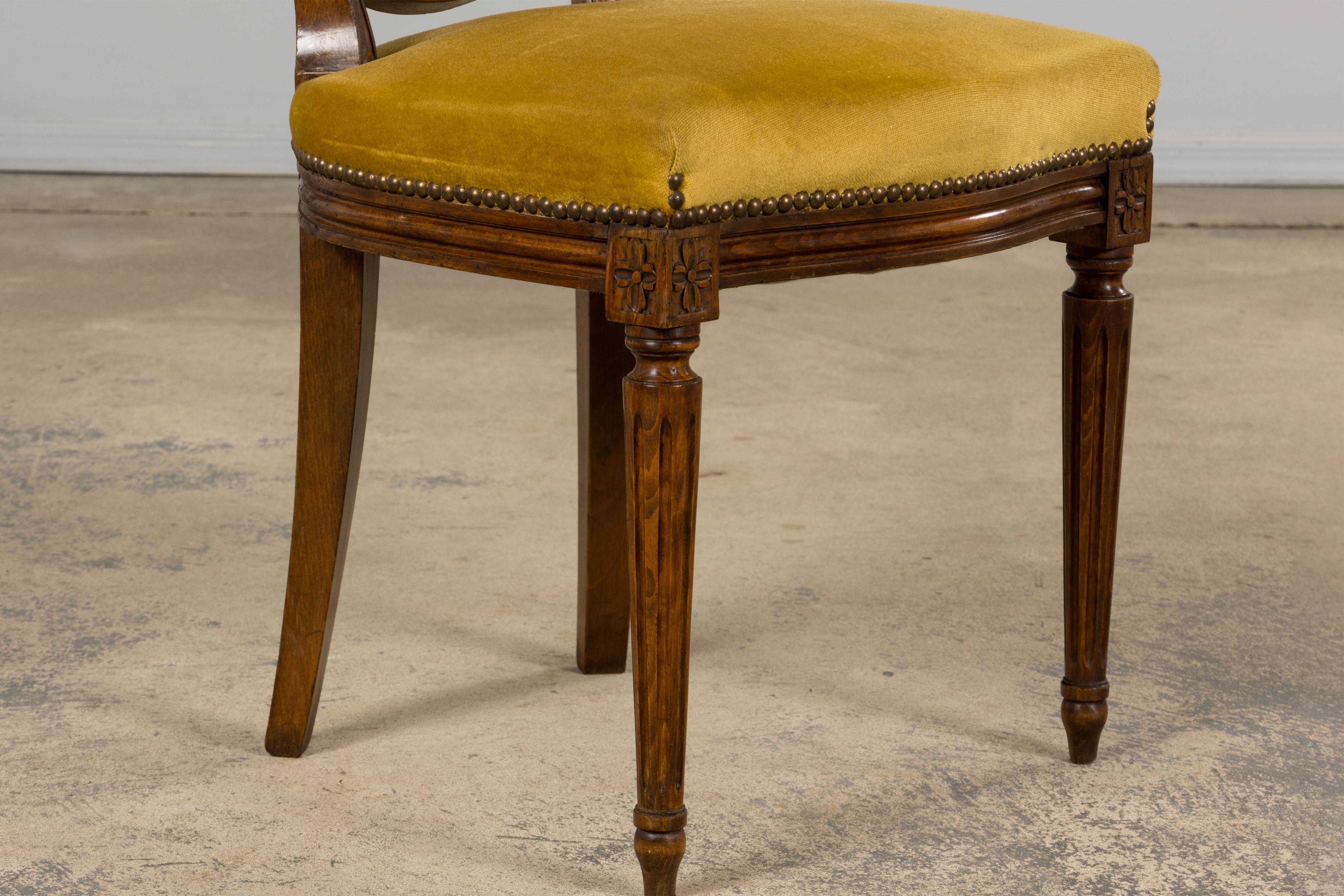 Chaise d'appoint en noyer de style Louis XVI en velours jaune d'or en vente 5