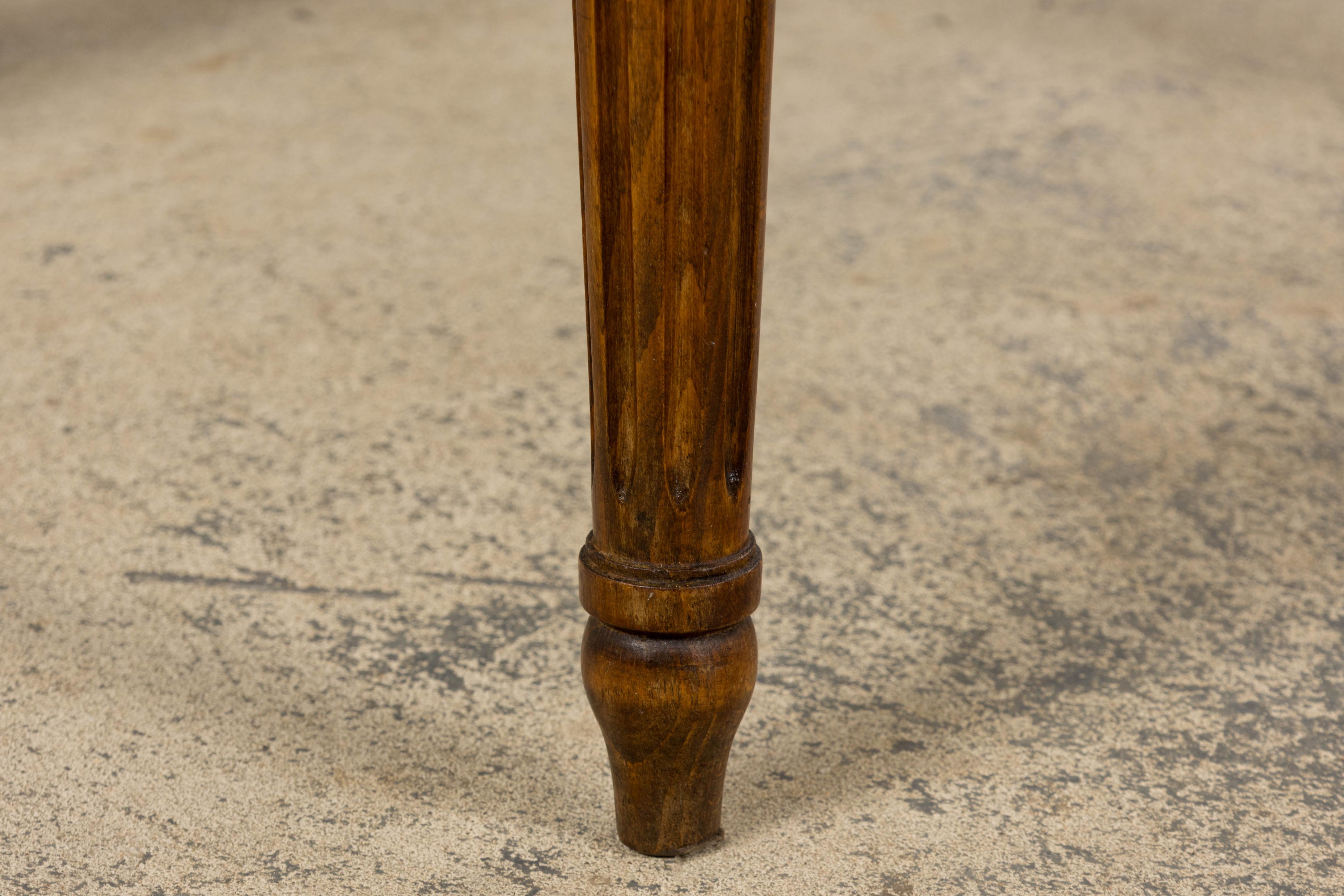 Chaise d'appoint en noyer de style Louis XVI en velours jaune d'or en vente 6