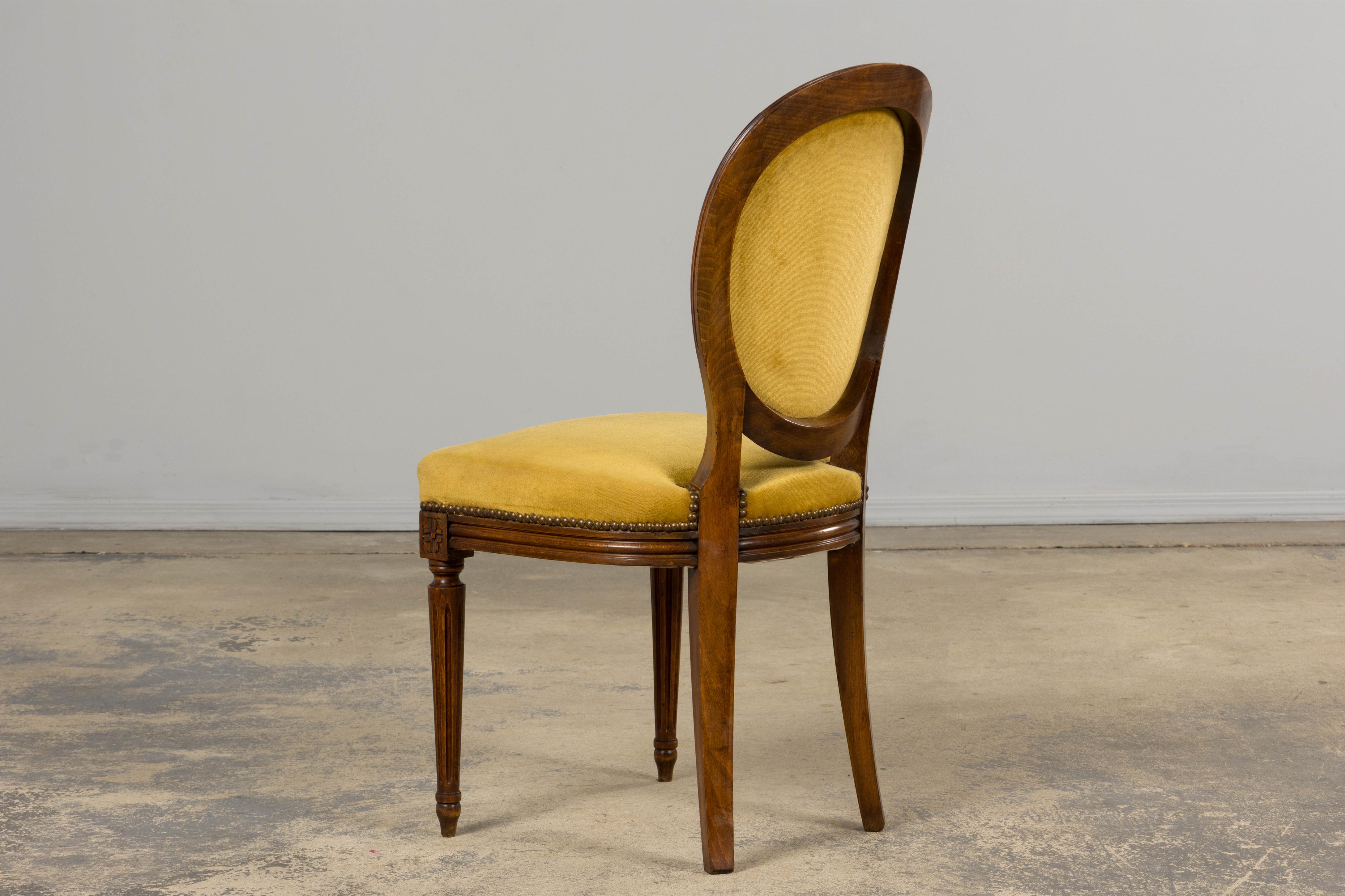 Chaise d'appoint en noyer de style Louis XVI en velours jaune d'or en vente 7