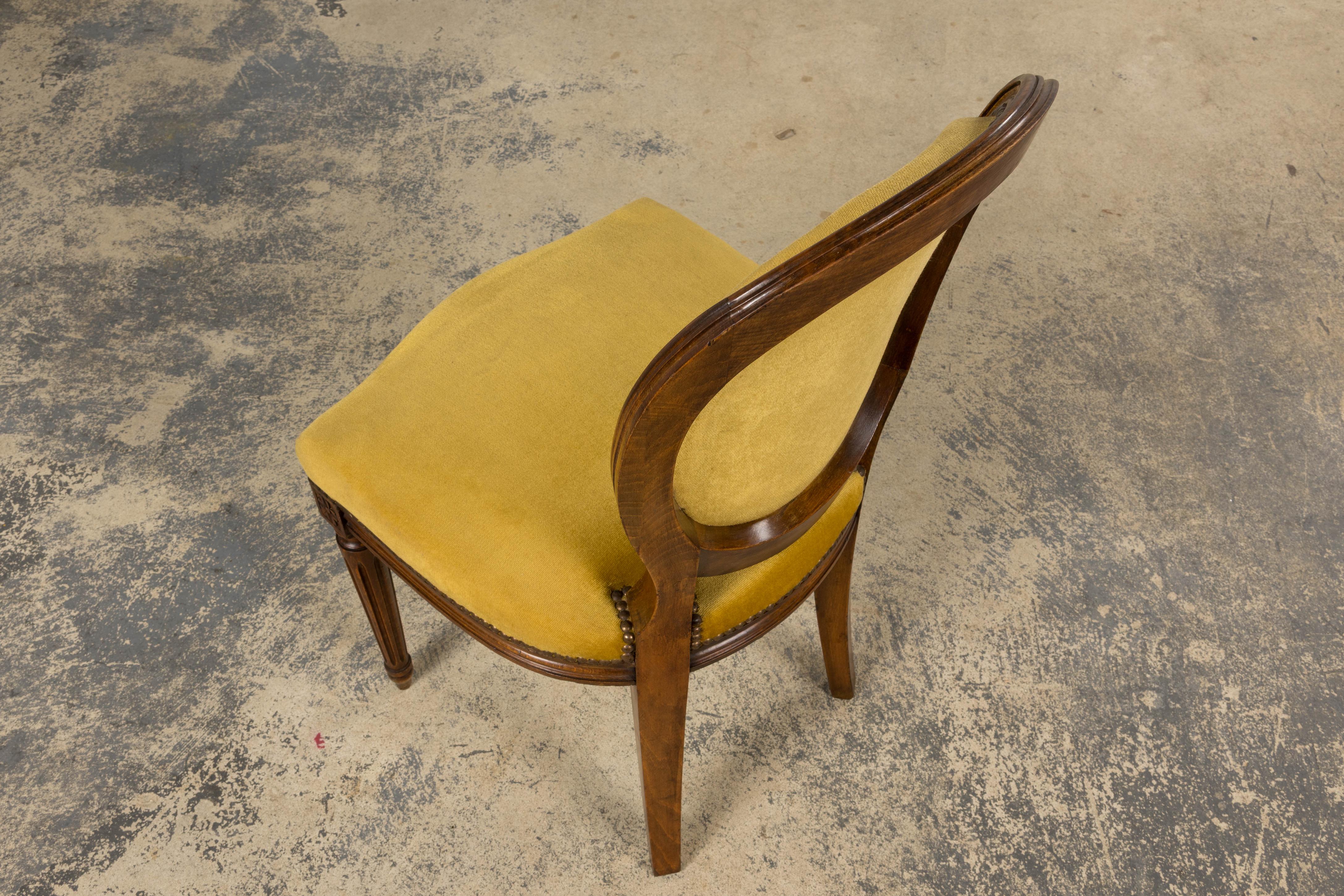 Chaise d'appoint en noyer de style Louis XVI en velours jaune d'or en vente 8