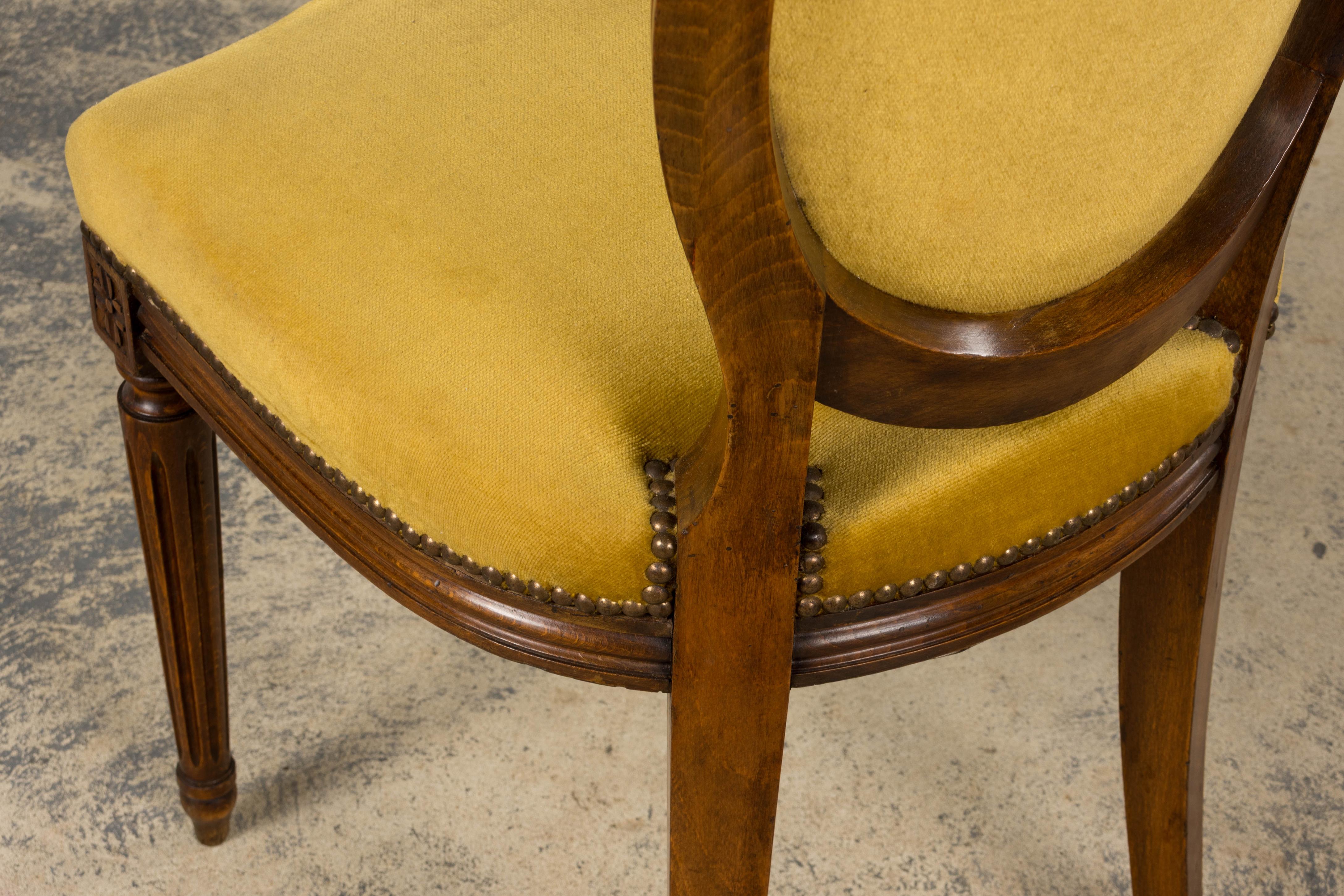 Chaise d'appoint en noyer de style Louis XVI en velours jaune d'or en vente 9