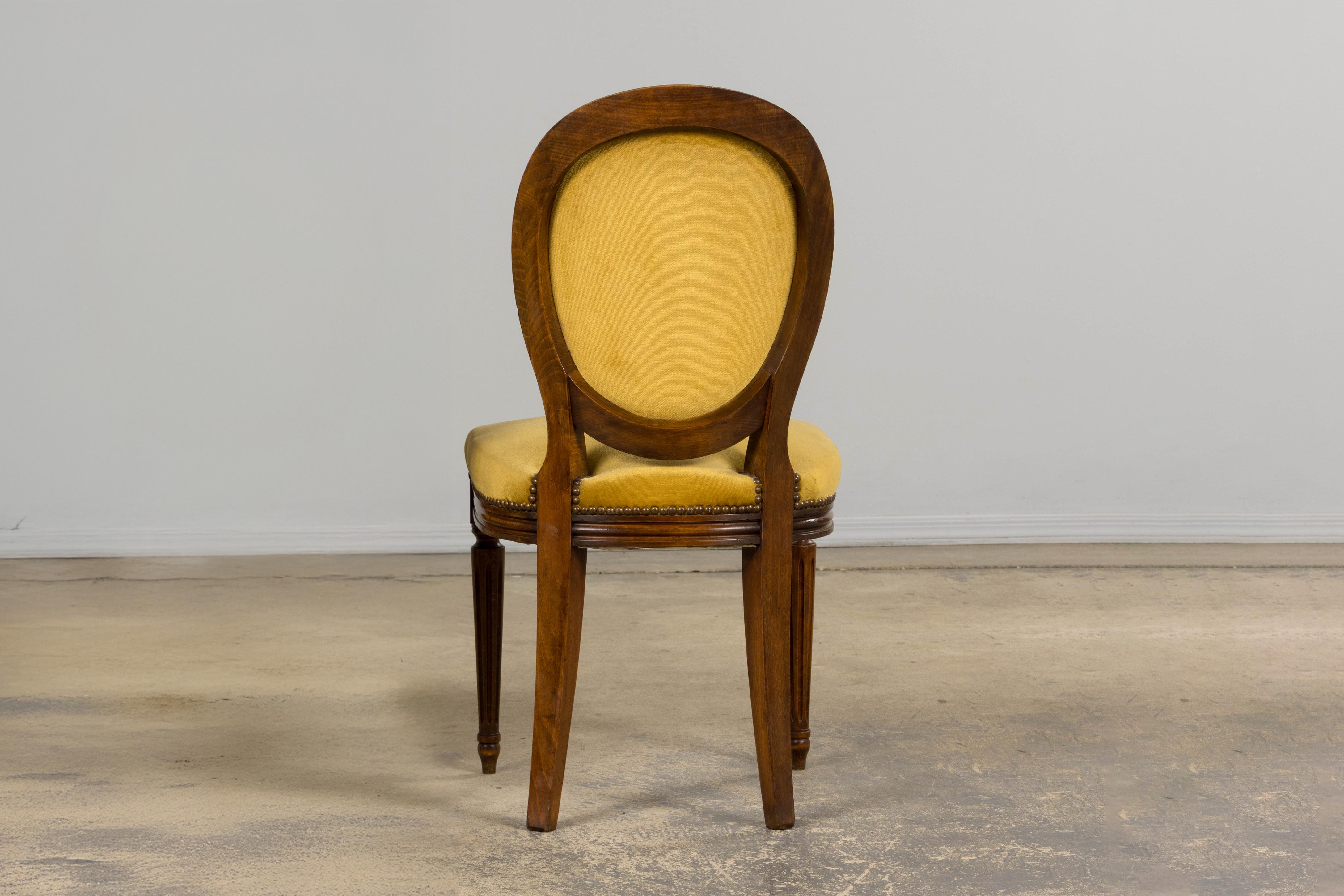 Chaise d'appoint en noyer de style Louis XVI en velours jaune d'or en vente 10