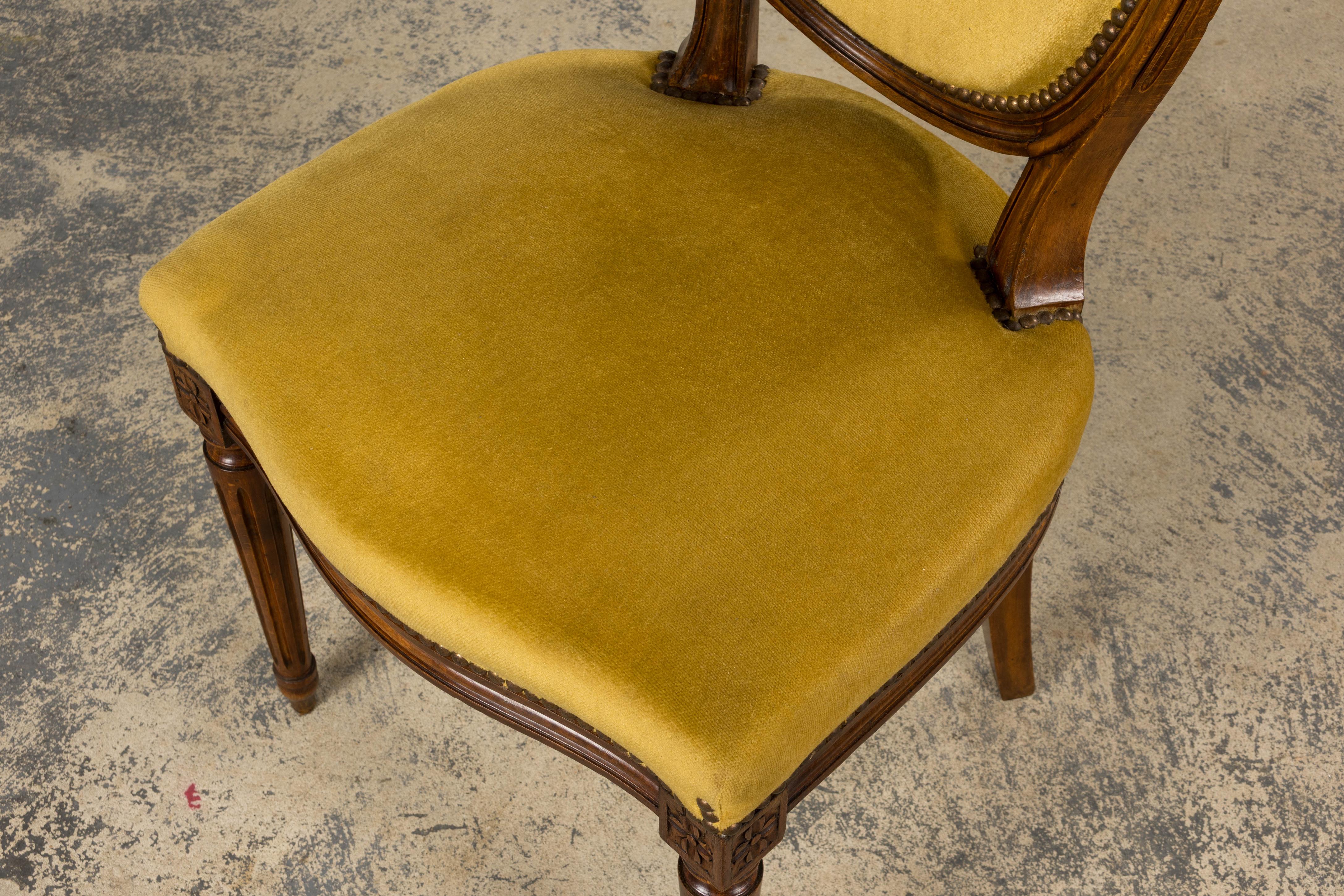 Français Chaise d'appoint en noyer de style Louis XVI en velours jaune d'or en vente