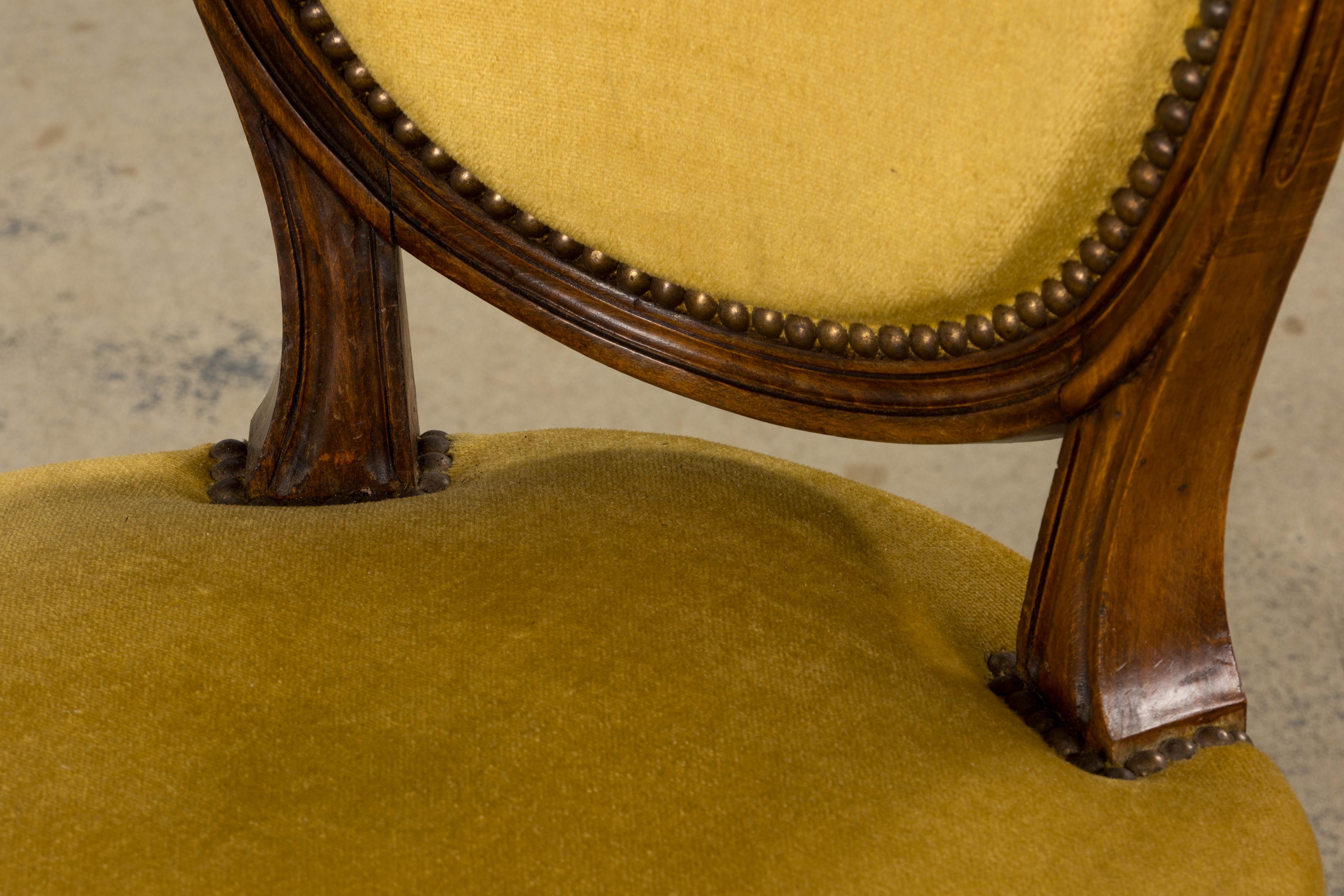 Sculpté à la main Chaise d'appoint en noyer de style Louis XVI en velours jaune d'or en vente