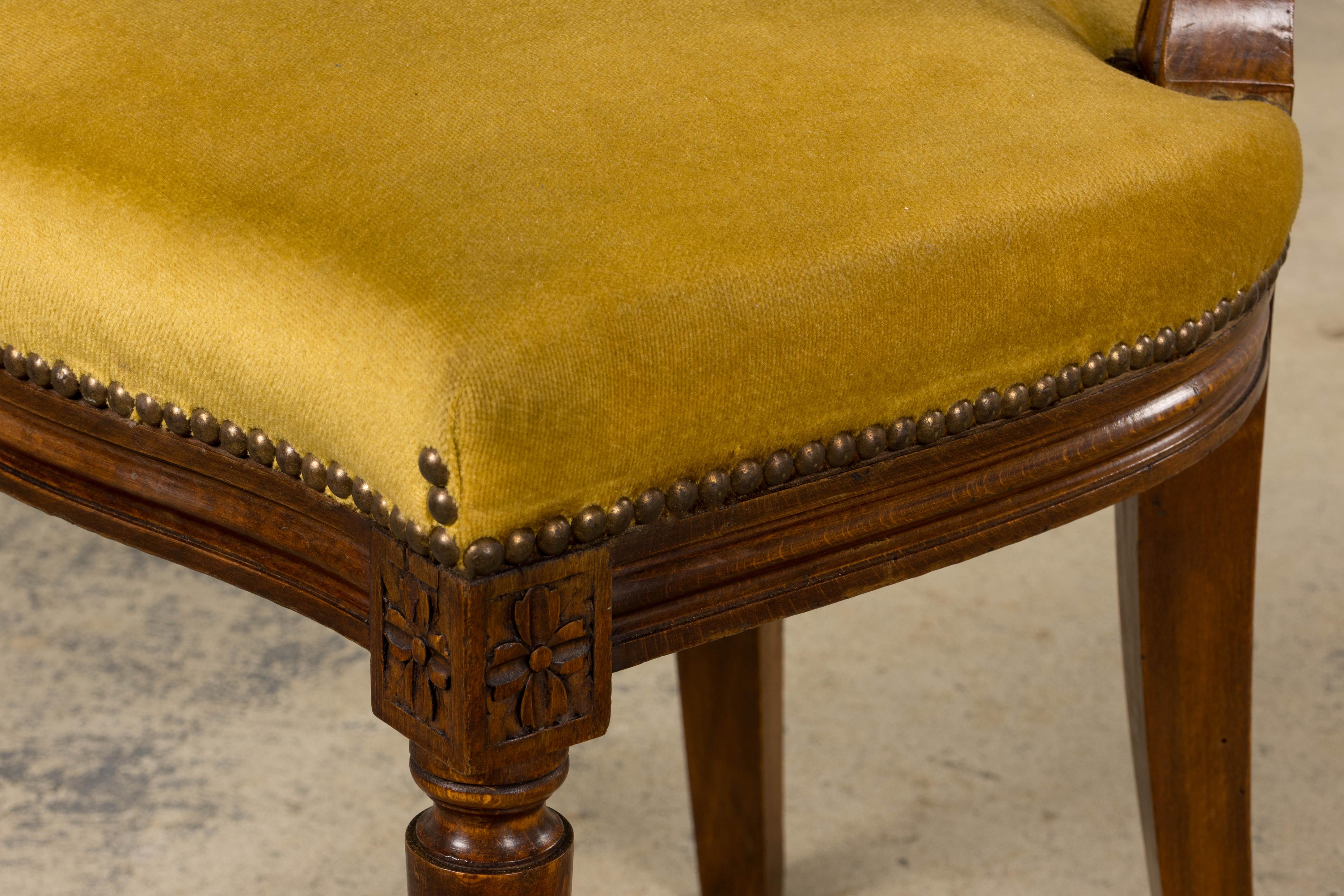 Chaise d'appoint en noyer de style Louis XVI en velours jaune d'or Bon état - En vente à Astoria, NY