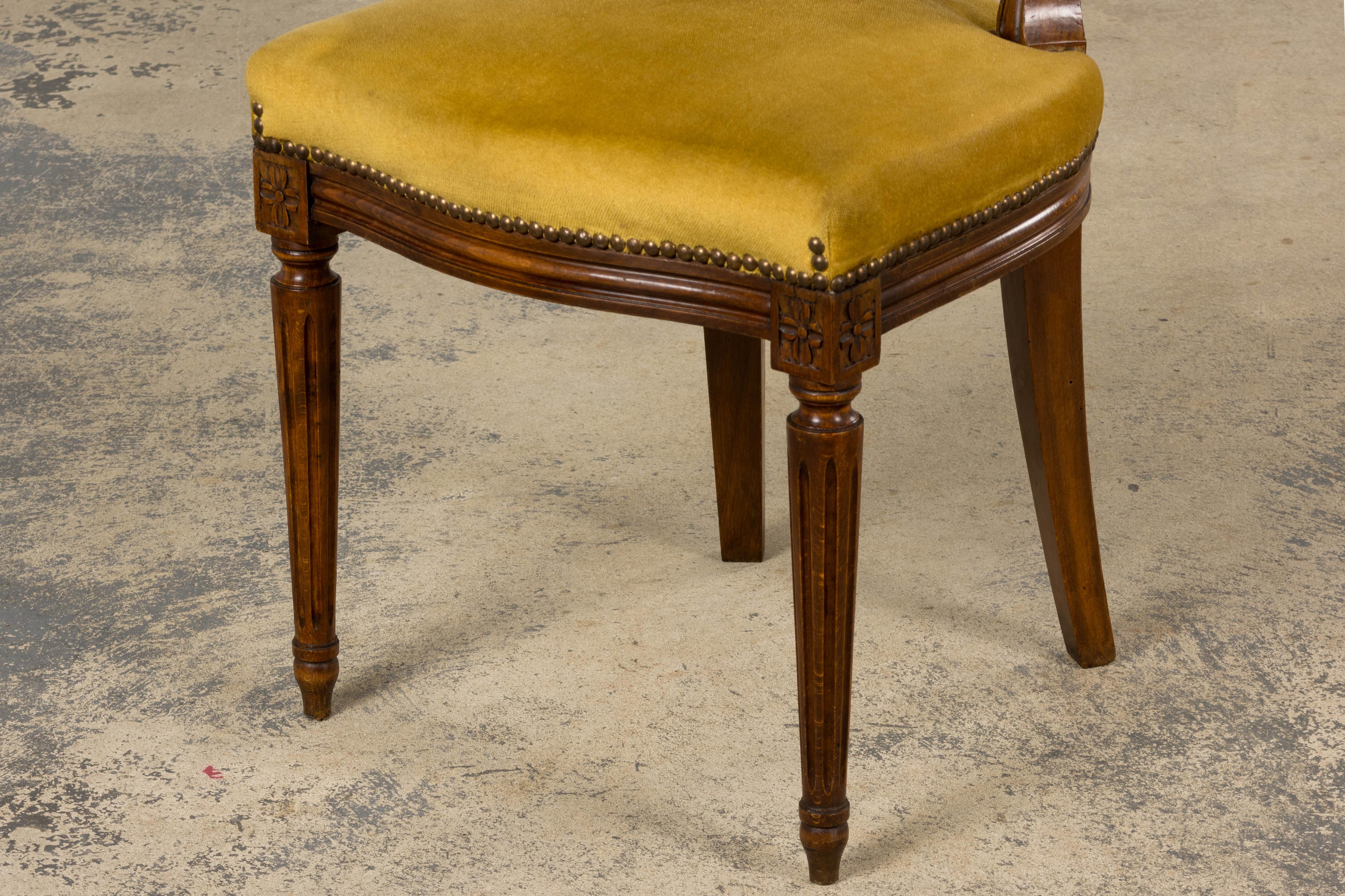 20ième siècle Chaise d'appoint en noyer de style Louis XVI en velours jaune d'or en vente