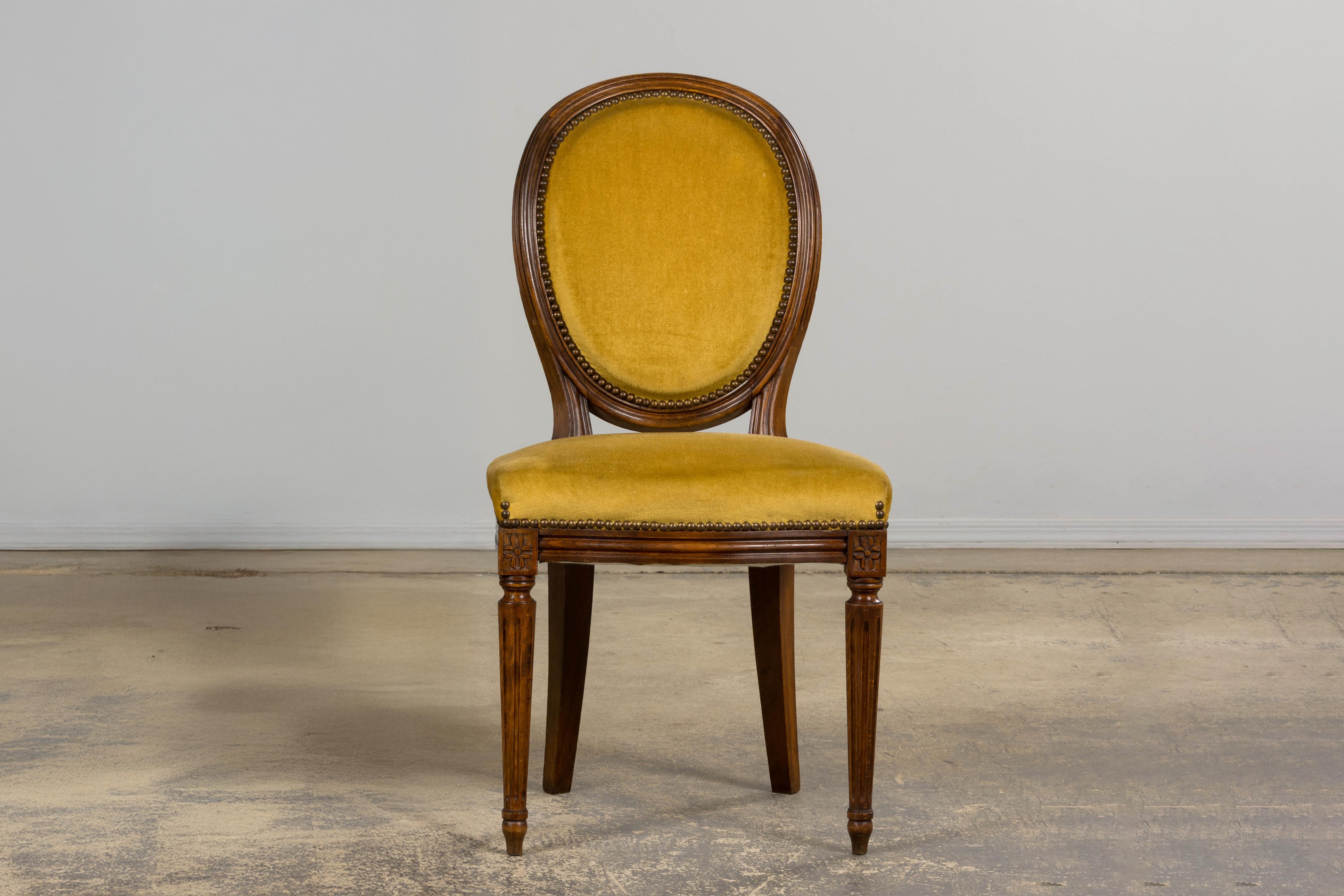 Velours Chaise d'appoint en noyer de style Louis XVI en velours jaune d'or en vente