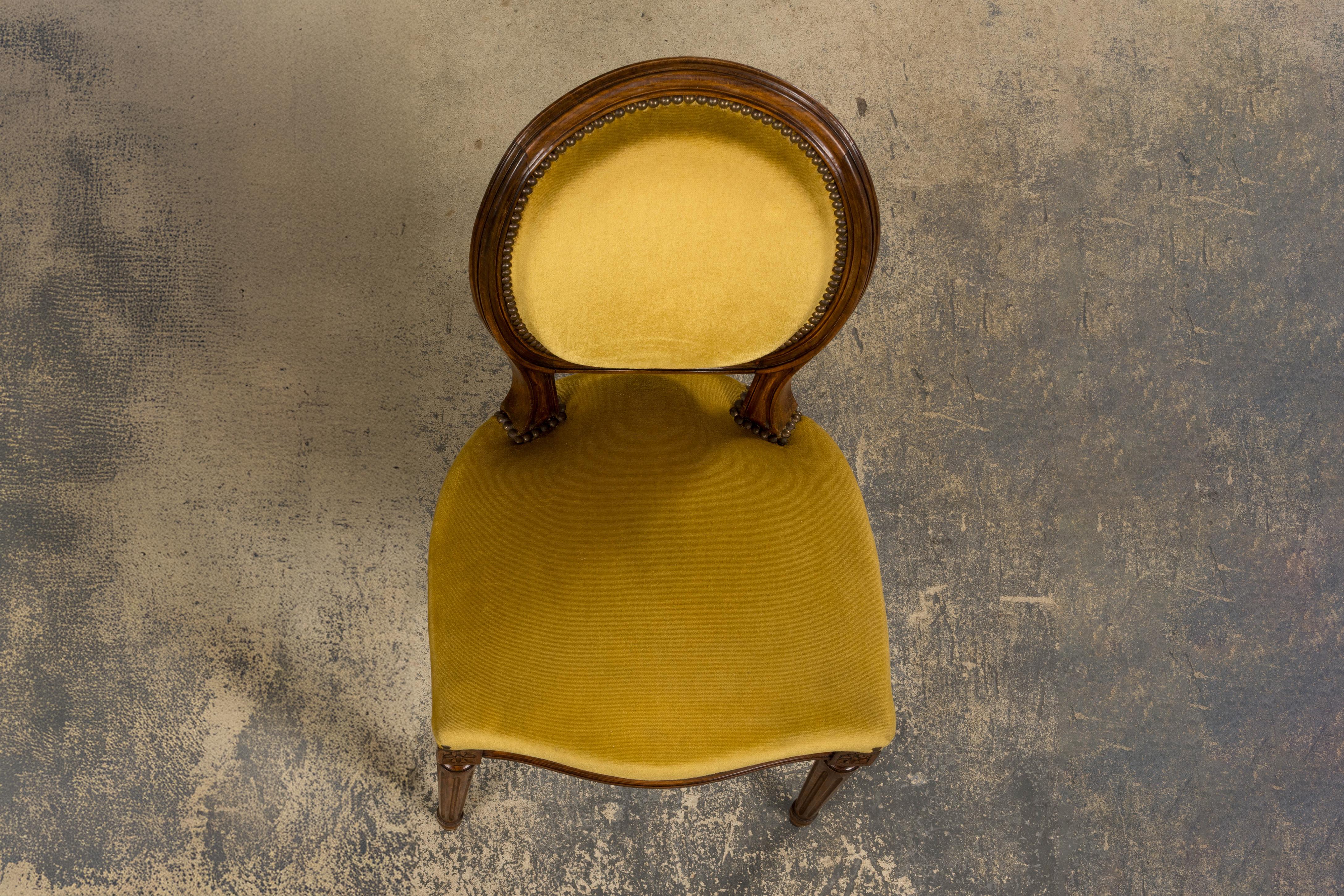Chaise d'appoint en noyer de style Louis XVI en velours jaune d'or en vente 1