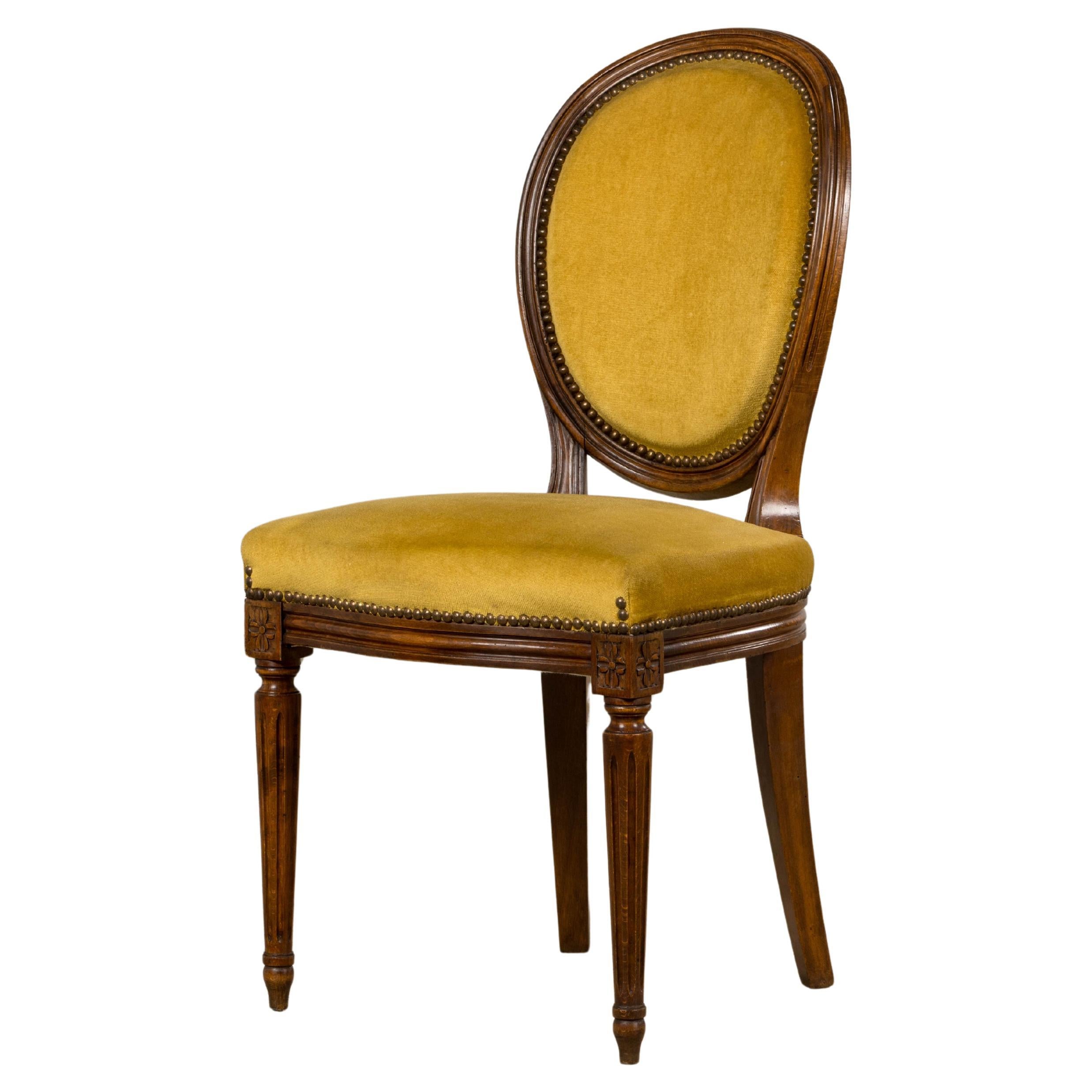 Chaise d'appoint en noyer de style Louis XVI en velours jaune d'or en vente