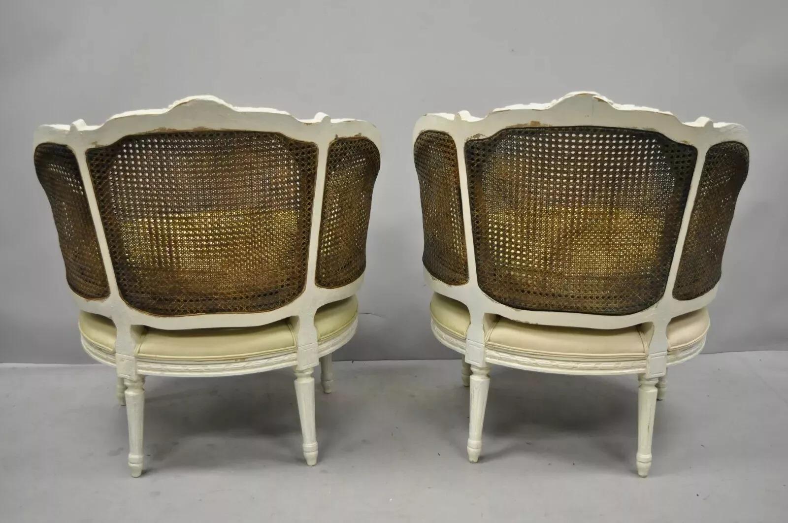Pareja de sillones bergere de caña pintados en blanco de estilo Luis XVI en venta 4