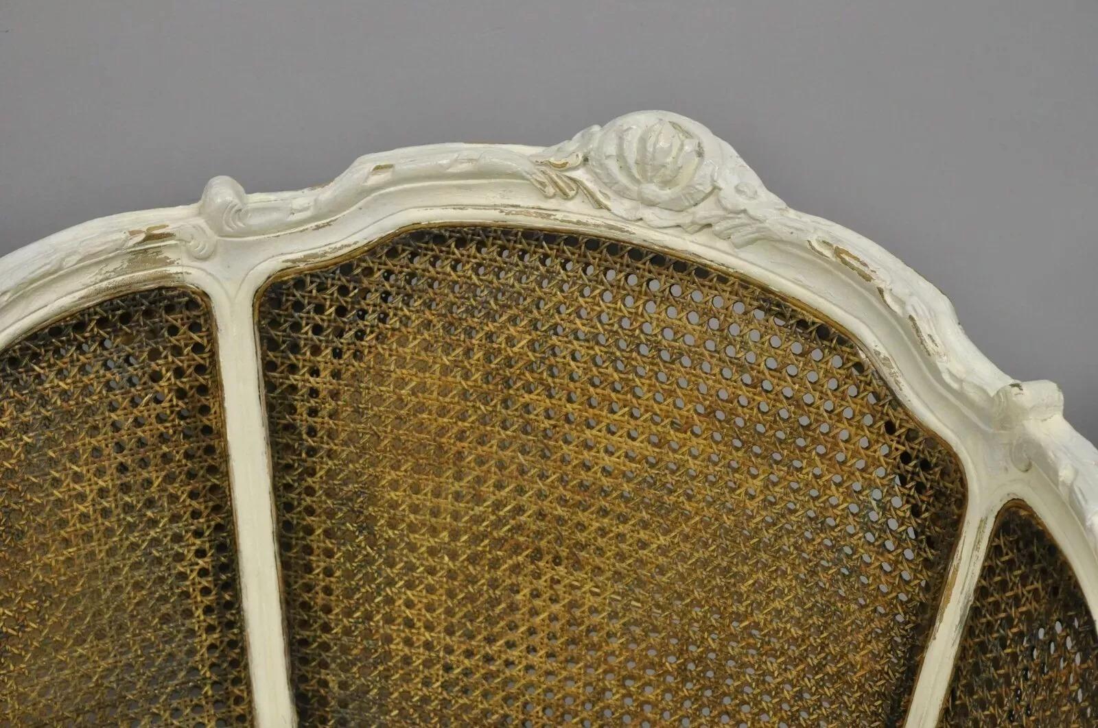 Pareja de sillones bergere de caña pintados en blanco de estilo Luis XVI en venta 5