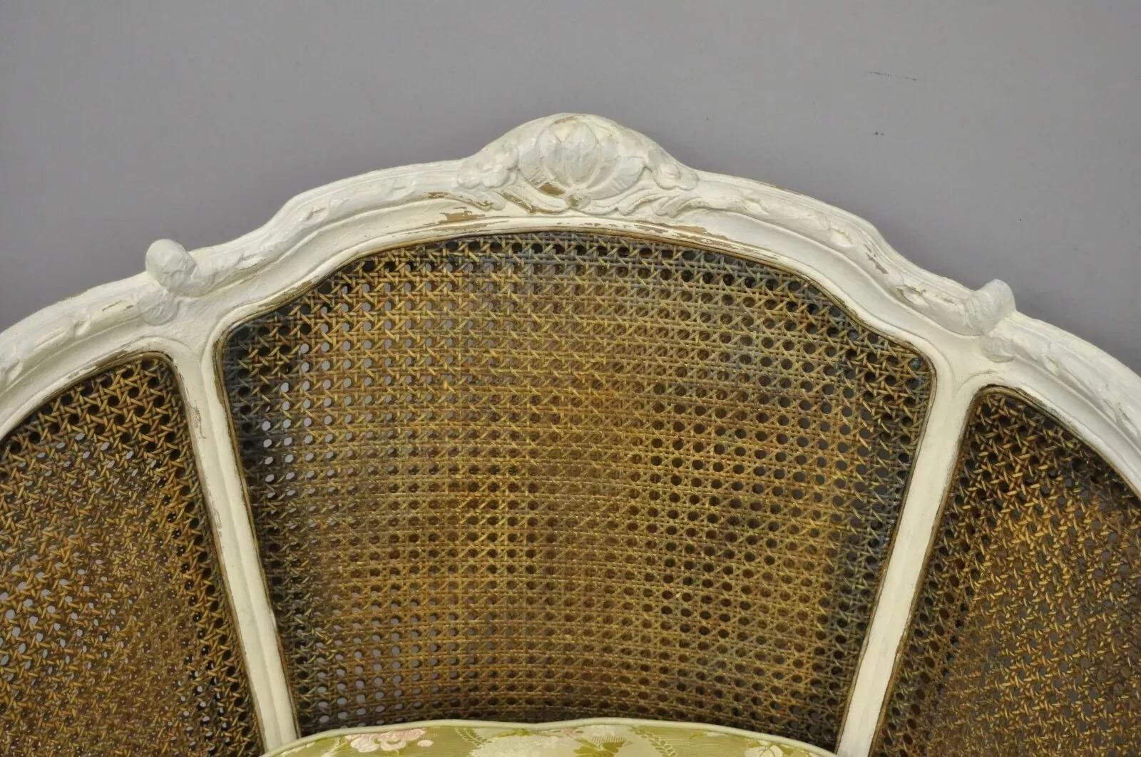 Pareja de sillones bergere de caña pintados en blanco de estilo Luis XVI siglo XX en venta