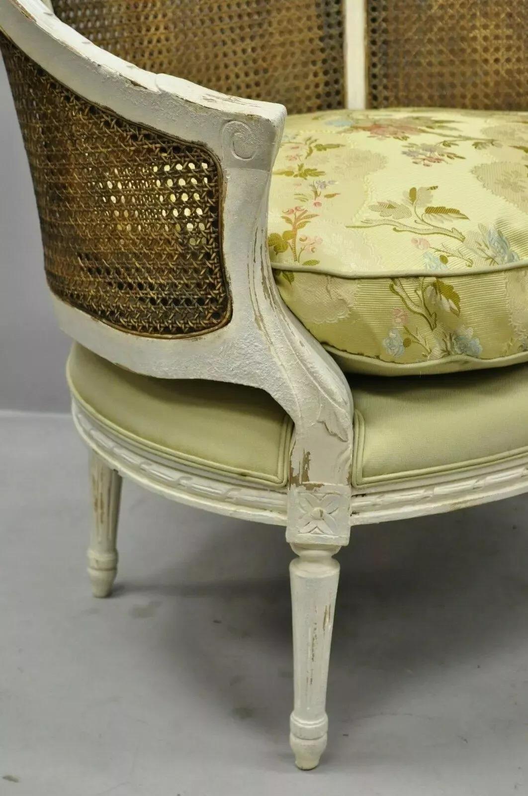 Pareja de sillones bergere de caña pintados en blanco de estilo Luis XVI Caña en venta